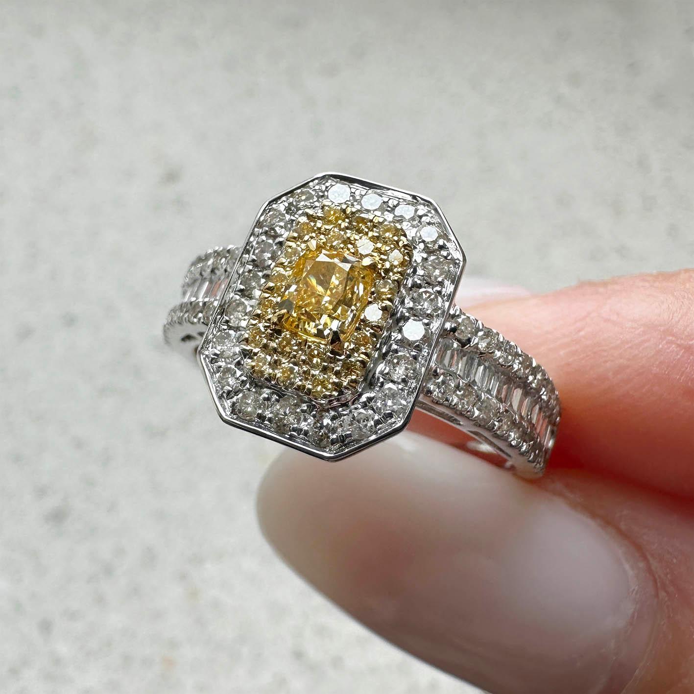 AITCHES - 0,87ct gelber Diamant Ring in Smaragdform aus 18K Weißgold (Brillantschliff) im Angebot