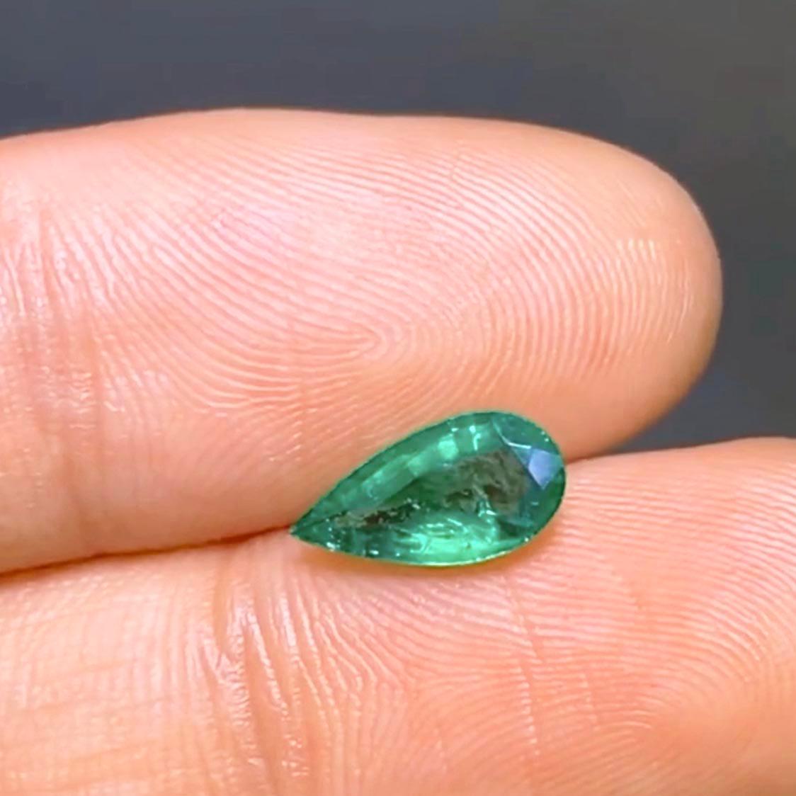 AITCHES - 1.0ct Pear Cut Emerald Necklace in 18K Gold In New Condition For Sale In AMSTERDAM, NL
