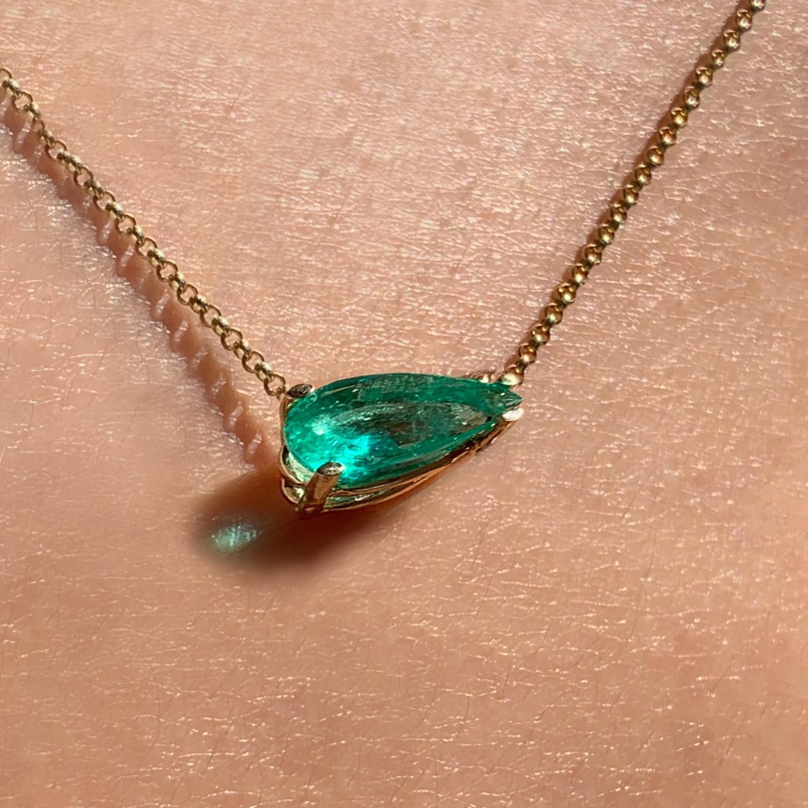 Women's AITCHES - 1.0ct Pear Cut Emerald Necklace in 18K Gold For Sale