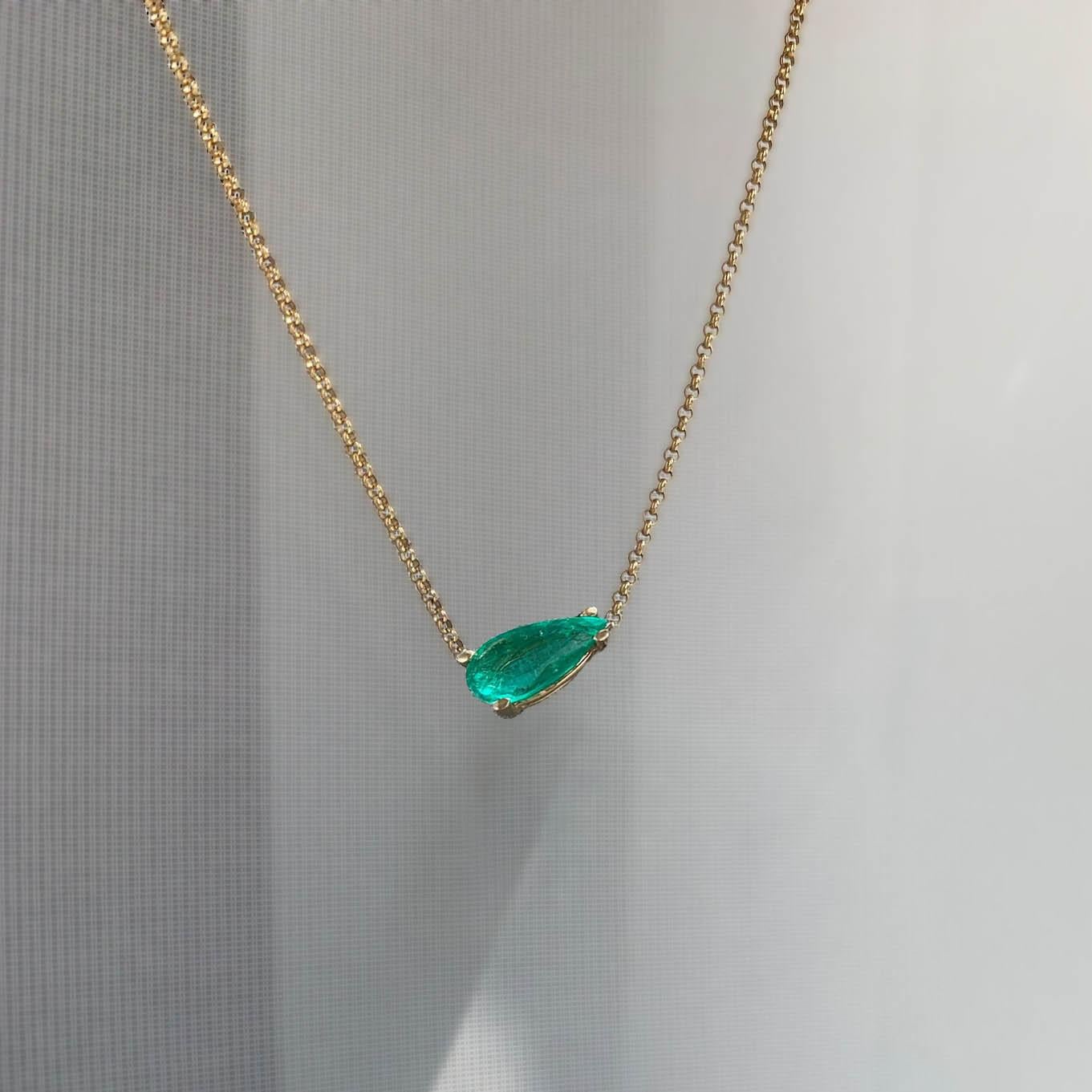 AITCHES - 1.0ct Pear Cut Emerald Necklace in 18K Gold For Sale 1