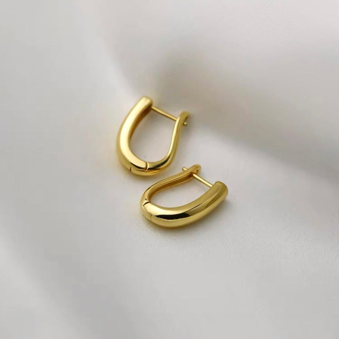 AITCHES -  Jullie Arc Ohrringe aus 18K vergoldetem Sterling Silber im Angebot 1