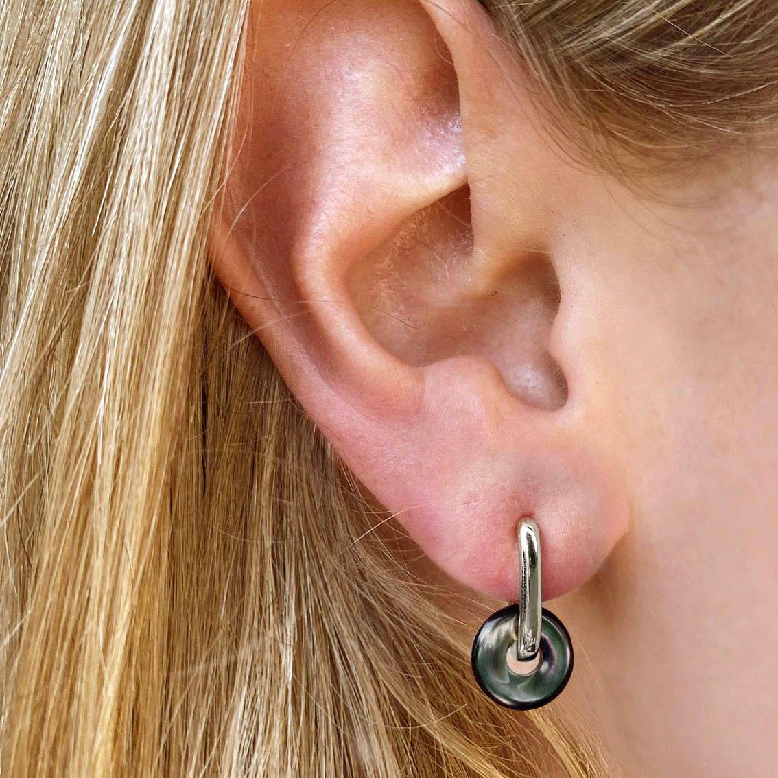 Raffinati e ribelli allo stesso tempo, questi piccoli orecchini ovali Jullie sono ispirati allo stile unisex di Amsterdam e aggiungono un tocco moderno a qualsiasi look.

- Argento placcato in oro bianco 18 carati
- Madreperle nere, 10 mm
-
