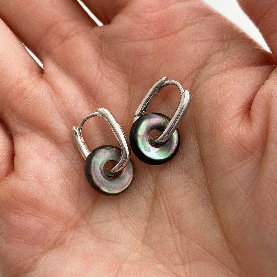 Taglio rotondo AITCHES - Orecchini Jullie di madreperla nera in argento sterling in vendita