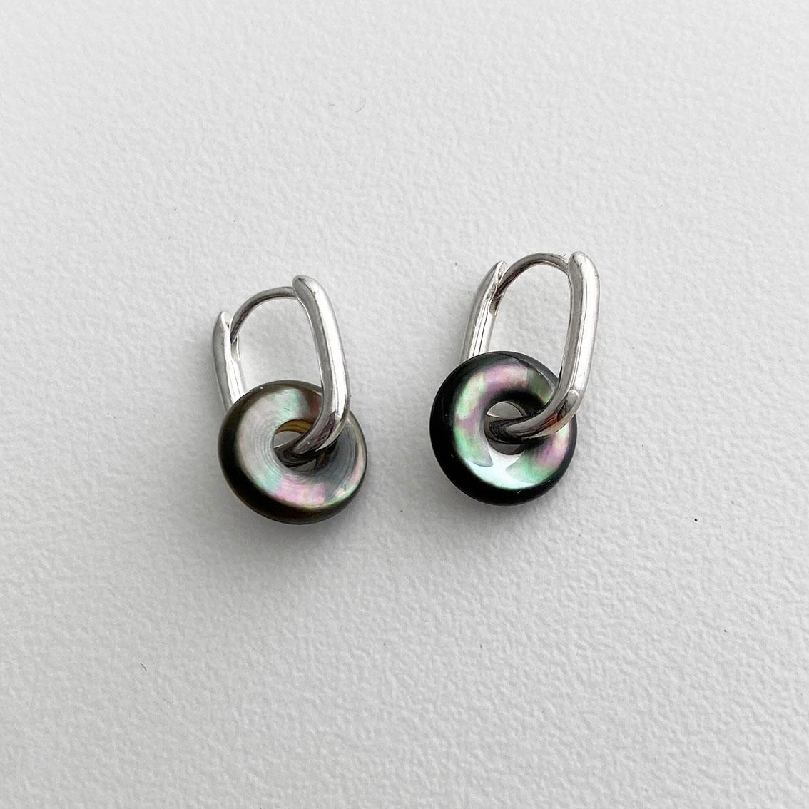AITCHES - Orecchini Jullie di madreperla nera in argento sterling In condizioni Nuovo in vendita a AMSTERDAM, NL