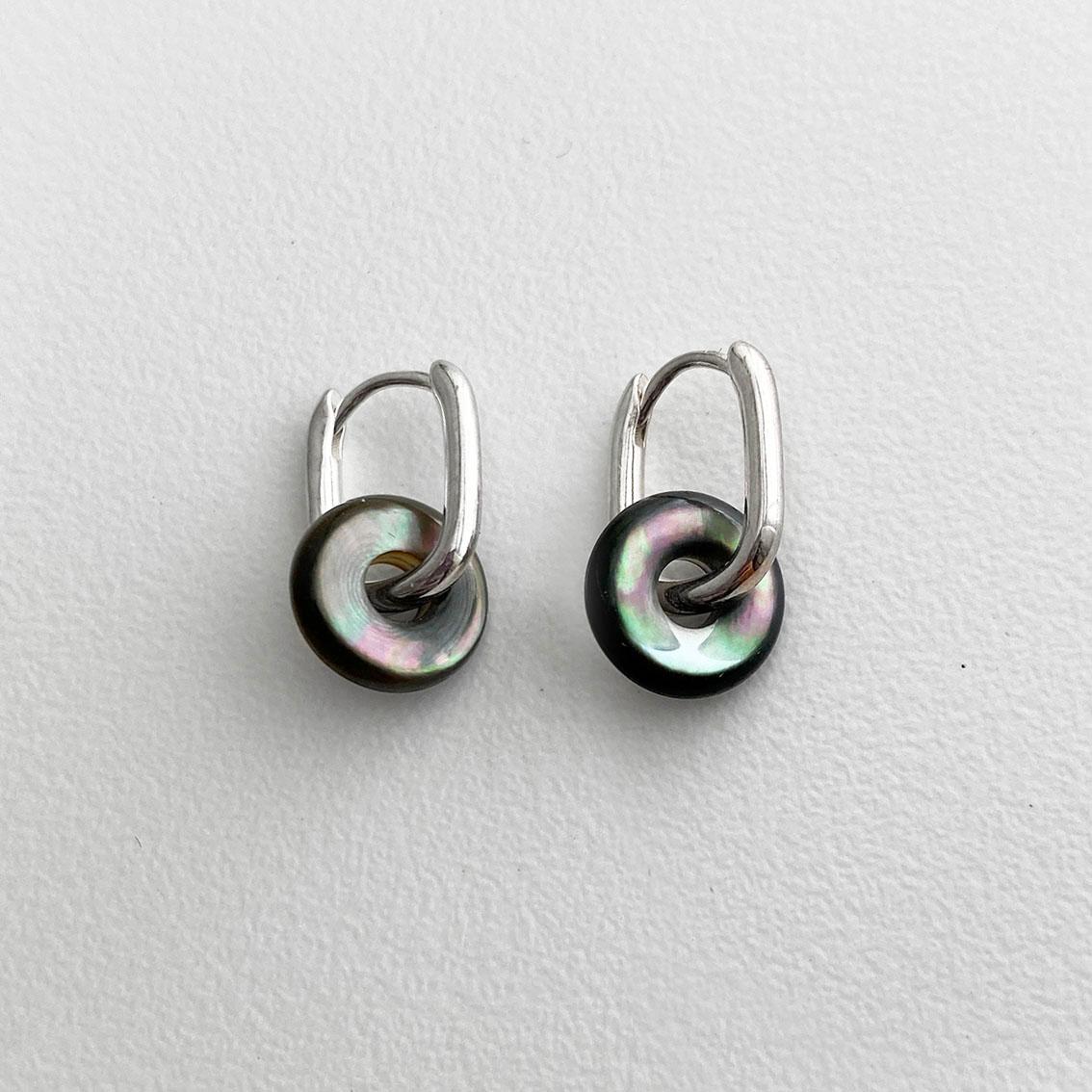 Donna AITCHES - Orecchini Jullie di madreperla nera in argento sterling in vendita