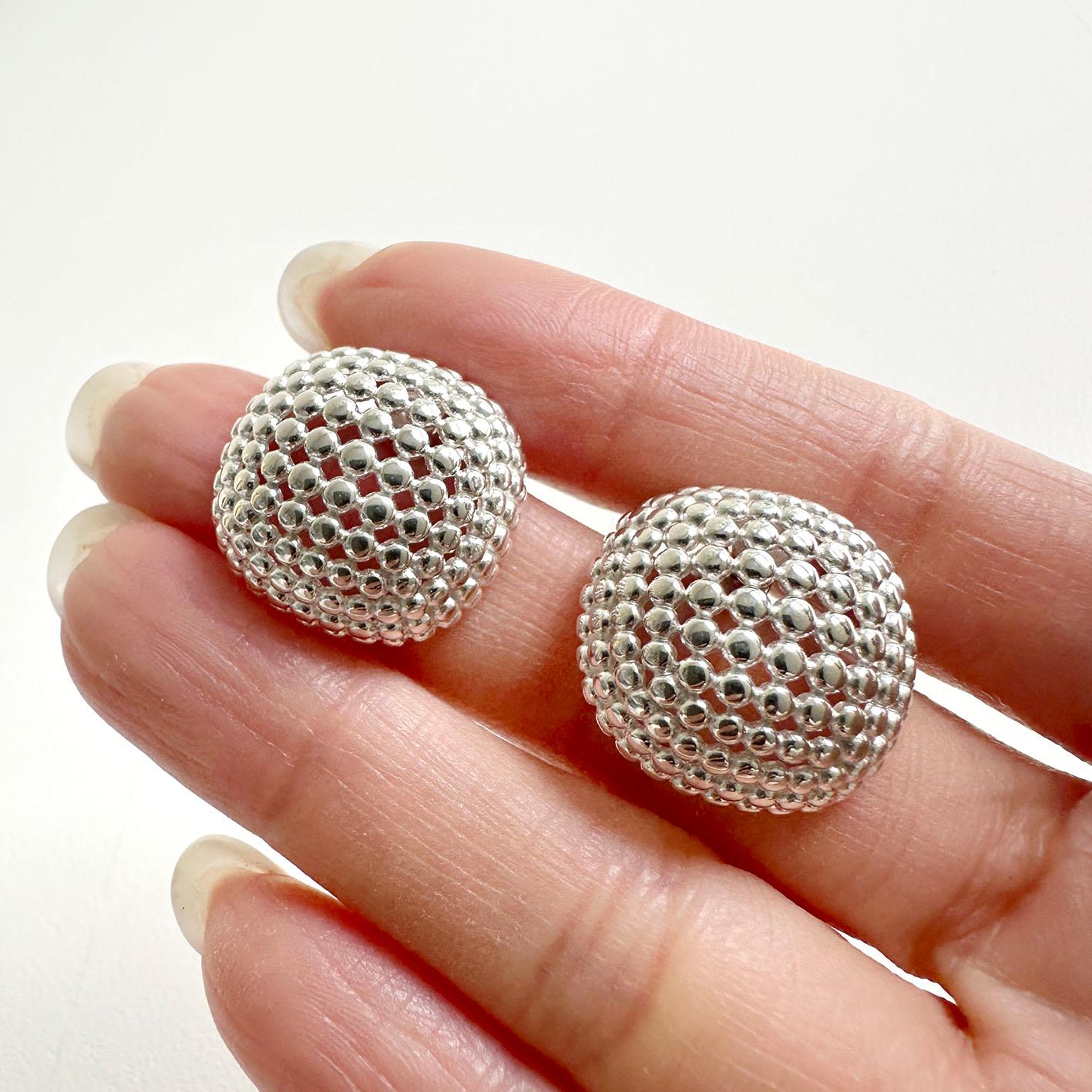AITCHES - Jullie Cushion Earrings in Sterling Silver en Nuevo estado para la venta en AMSTERDAM, NL