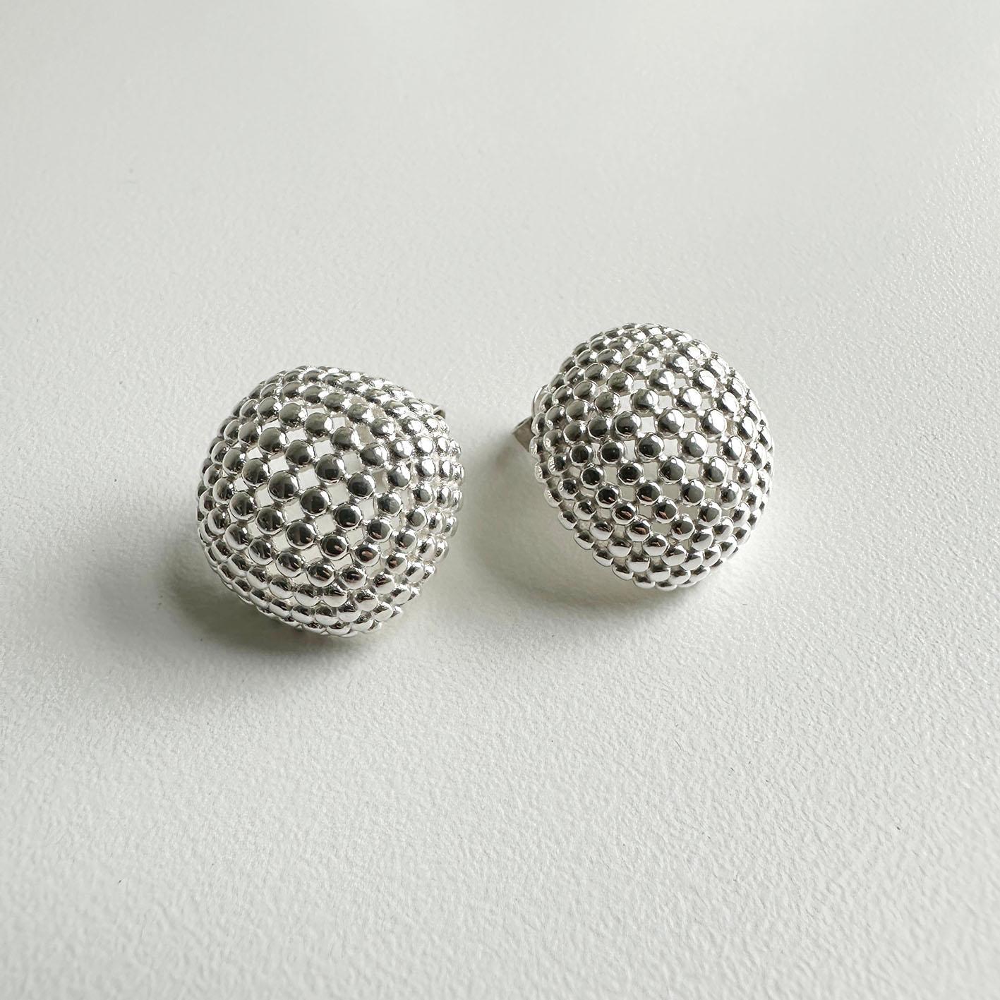 AITCHES - Jullie Cushion Earrings in Sterling Silver en venta 1