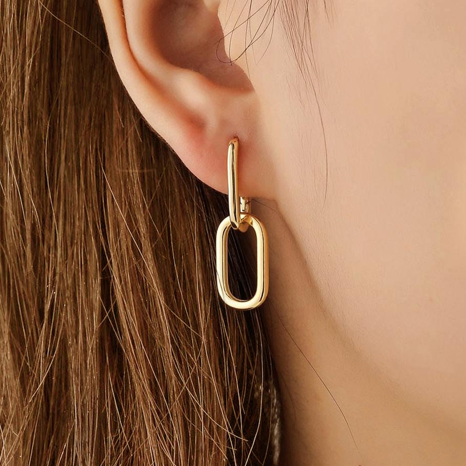 Raffinati e ribelli allo stesso tempo, questi orecchini doppi ovali Jullie si ispirano allo stile unisex di Amsterdam e aggiungono un tocco moderno a qualsiasi look.

- Argento sterling placcato oro 18 carati
- Lunghezza totale degli orecchini 30