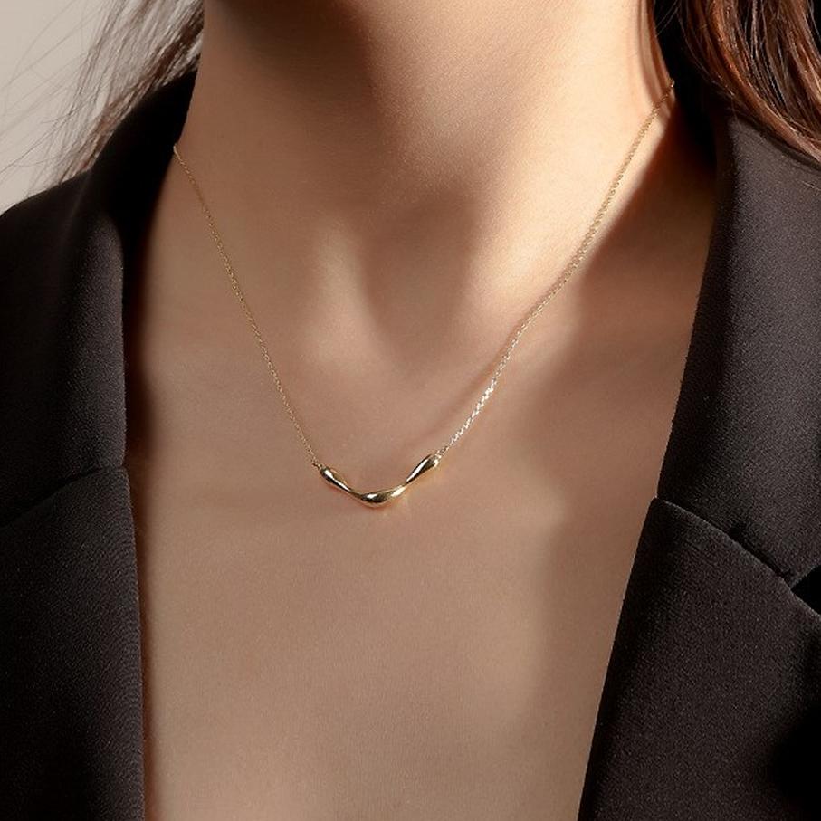 Reminiscent of a solitary raindrop in Amsterdam. This Jullie drop necklace captures women of Amsterdam in their daily lives.

- 18K gold plated sterling silver
- Chain total length 40-45cm
- SKU_SPD1011YG

Caring for your jewelry
This design is