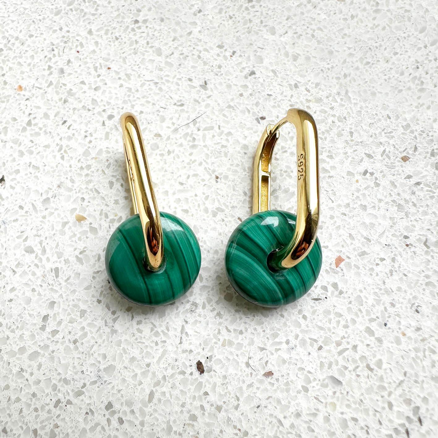 AITCHES - Jullie Green Malachite Earrings in 18K Gold Plated Sterling Silver In condizioni Nuovo in vendita a AMSTERDAM, NL