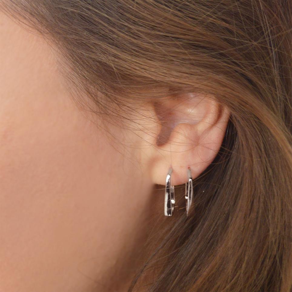 Unsere Jullie-Kollektion ist vom Lebensgefühl der Frauen in Amsterdam inspiriert. Diese quadratischen Ohrringe spielen mit Spannung, Proportionen und Gleichgewicht.

- 18K Weißgold vergoldetes Sterlingsilber
- Ohrring Größe 16mm x 14mm
-