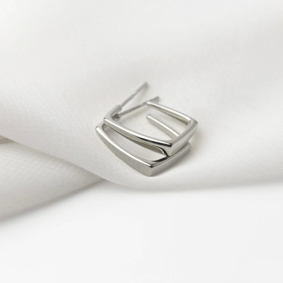 AITCHES - Quadratische Jullie-Ohrringe aus Sterlingsilber Damen im Angebot