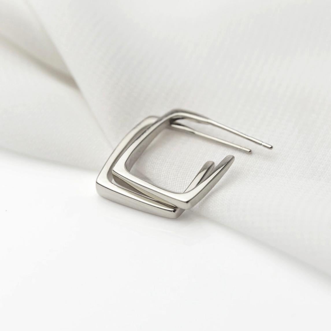 AITCHES - Quadratische Jullie-Ohrringe aus Sterlingsilber im Angebot 1