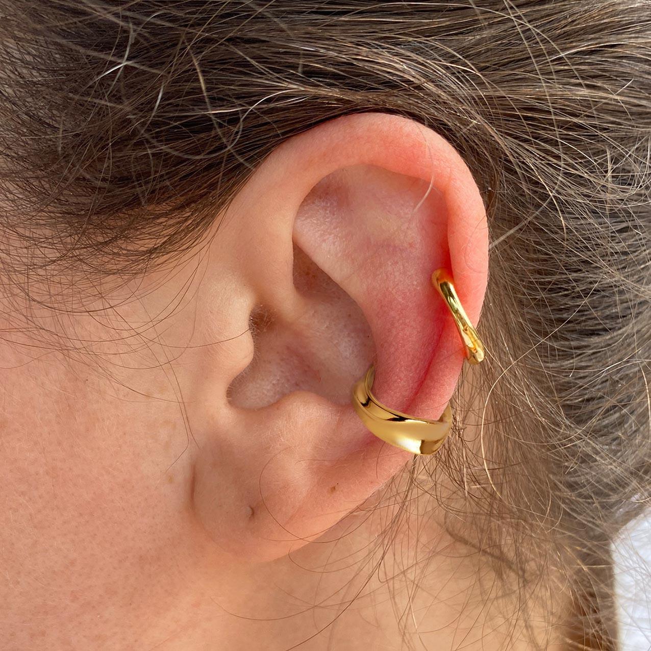 Designed for movement and presence, this ear cuff reflects the quiet strength and natural pace of Amsterdam women. Bold yet effortless, it captures the confidence of everyday moments with a sculptural curve that speaks before you do.

- 18K gold