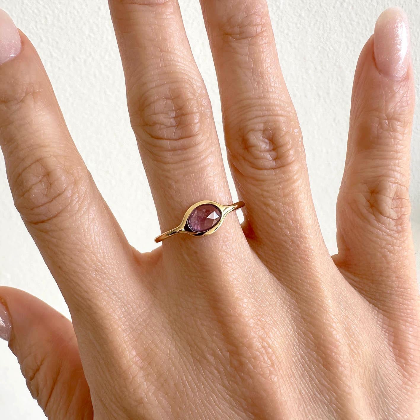 L'anello Love More è un'umile dichiarazione che simboleggia la vera connessione con noi stessi che ci rende ciò che siamo, progettata per essere complementare a tutte le tonalità di pelle.

Oro 18 carati
Zaffiro rosa fucsia naturale
Zaffiro taglio