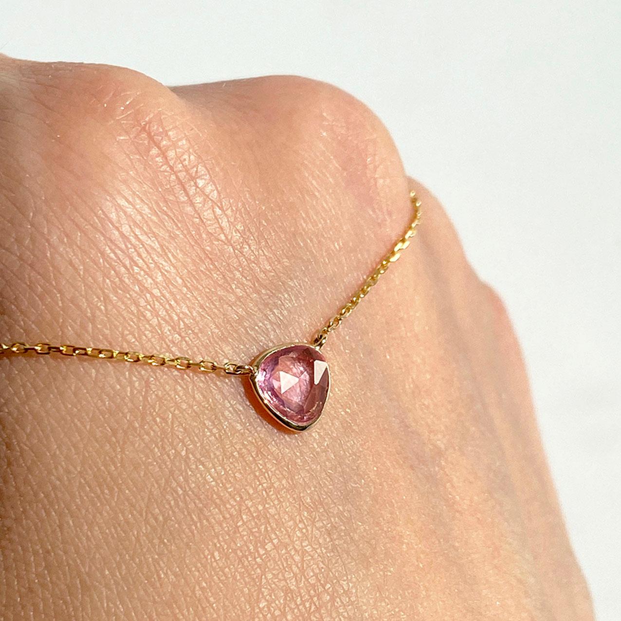 AITCHES - Love More Pink Sapphire Necklace in 18K Gold Corte rosa en venta