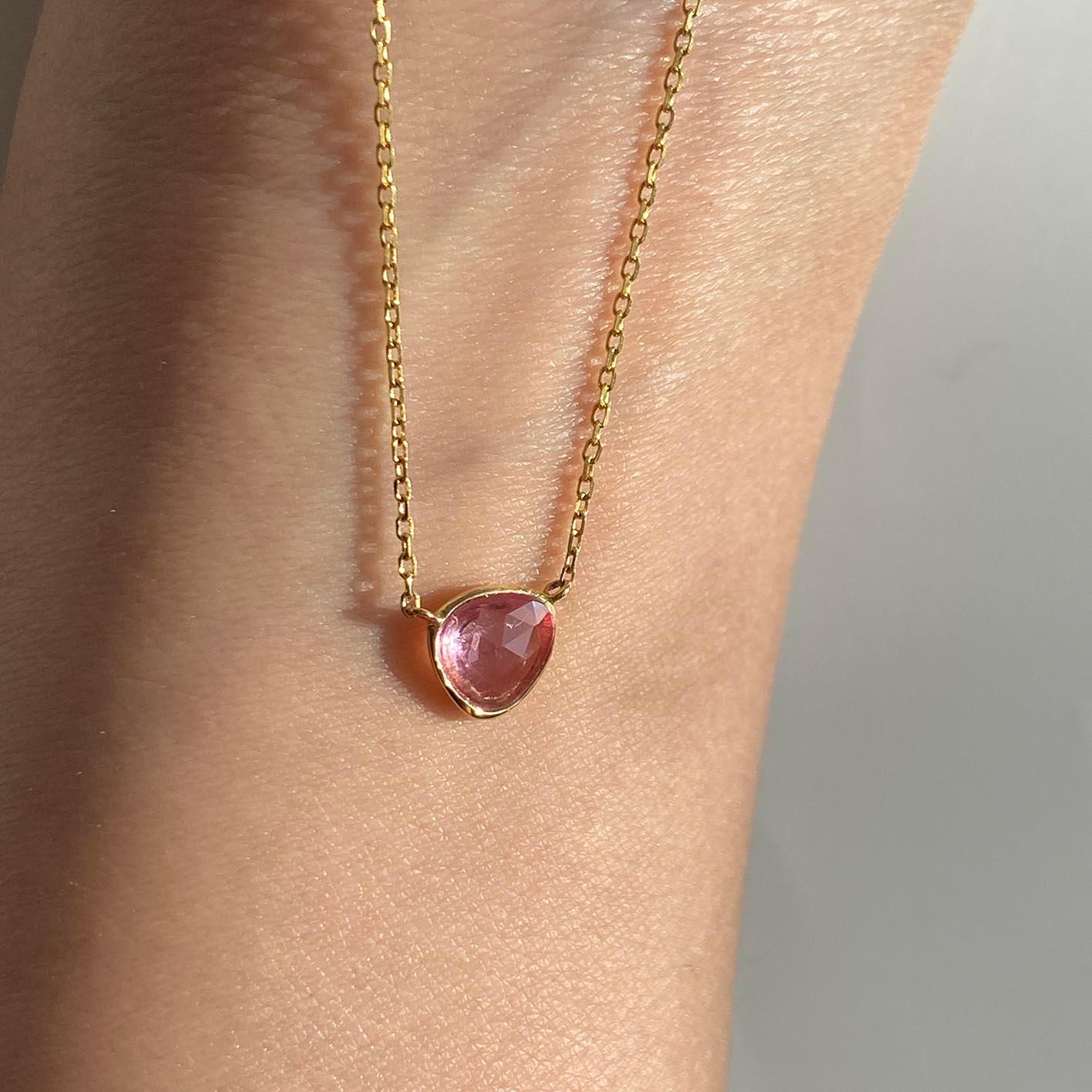 AITCHES - Love More Pink Sapphire Necklace in 18K Gold en Nuevo estado para la venta en AMSTERDAM, NL