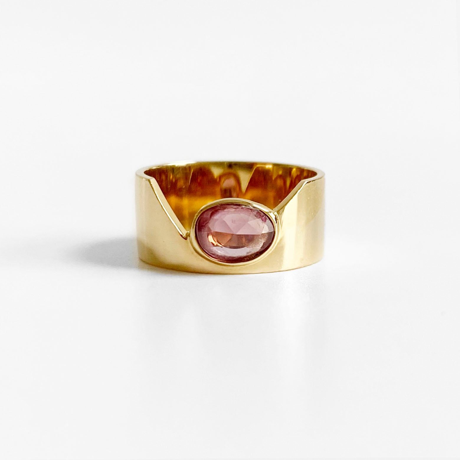AITCHES - Love More Rosewood Pink Sapphire Cigar Ring in 18K Gold Corte rosa en venta