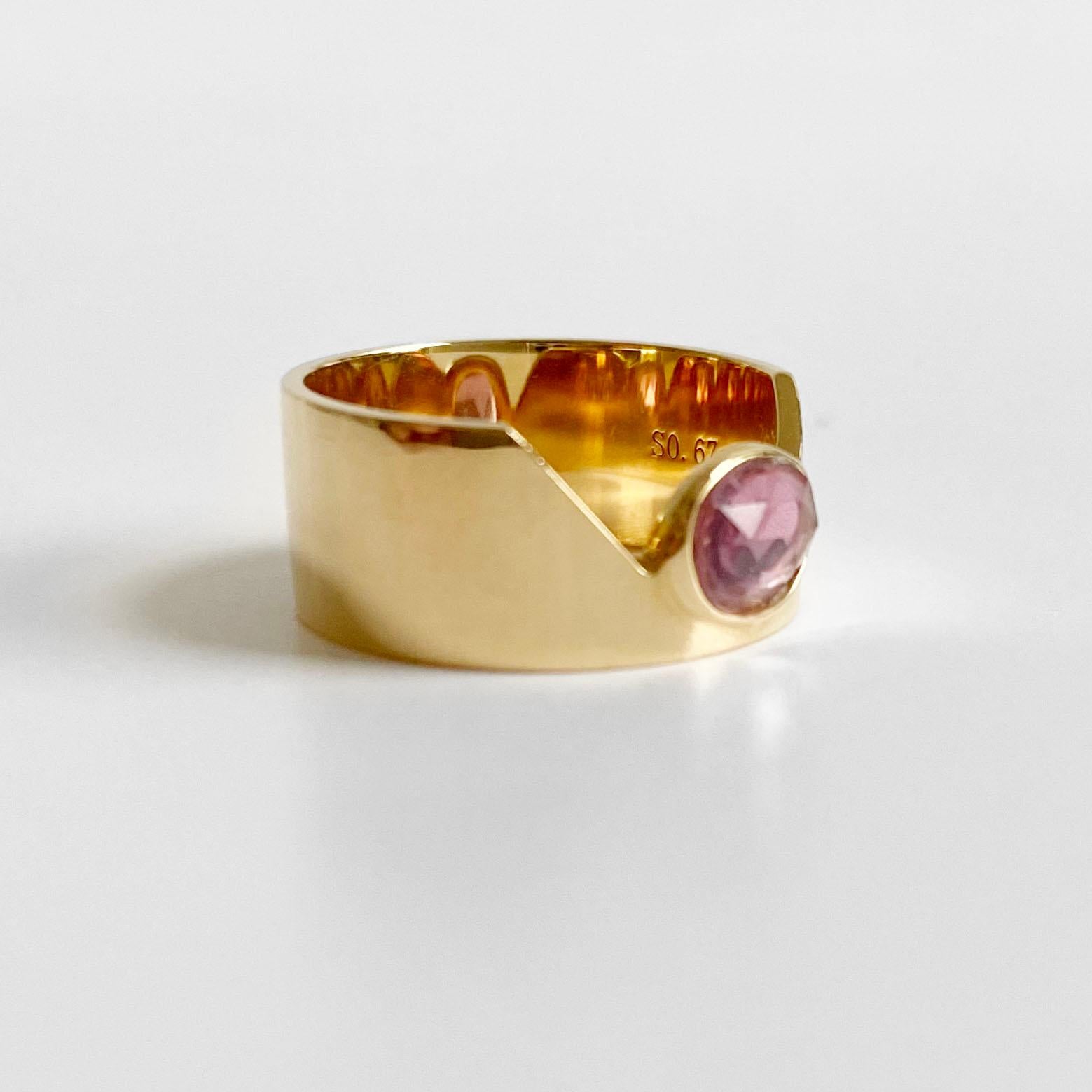 AITCHES - Love More Rosewood Pink Sapphire Cigar Ring in 18K Gold en Nuevo estado para la venta en AMSTERDAM, NL