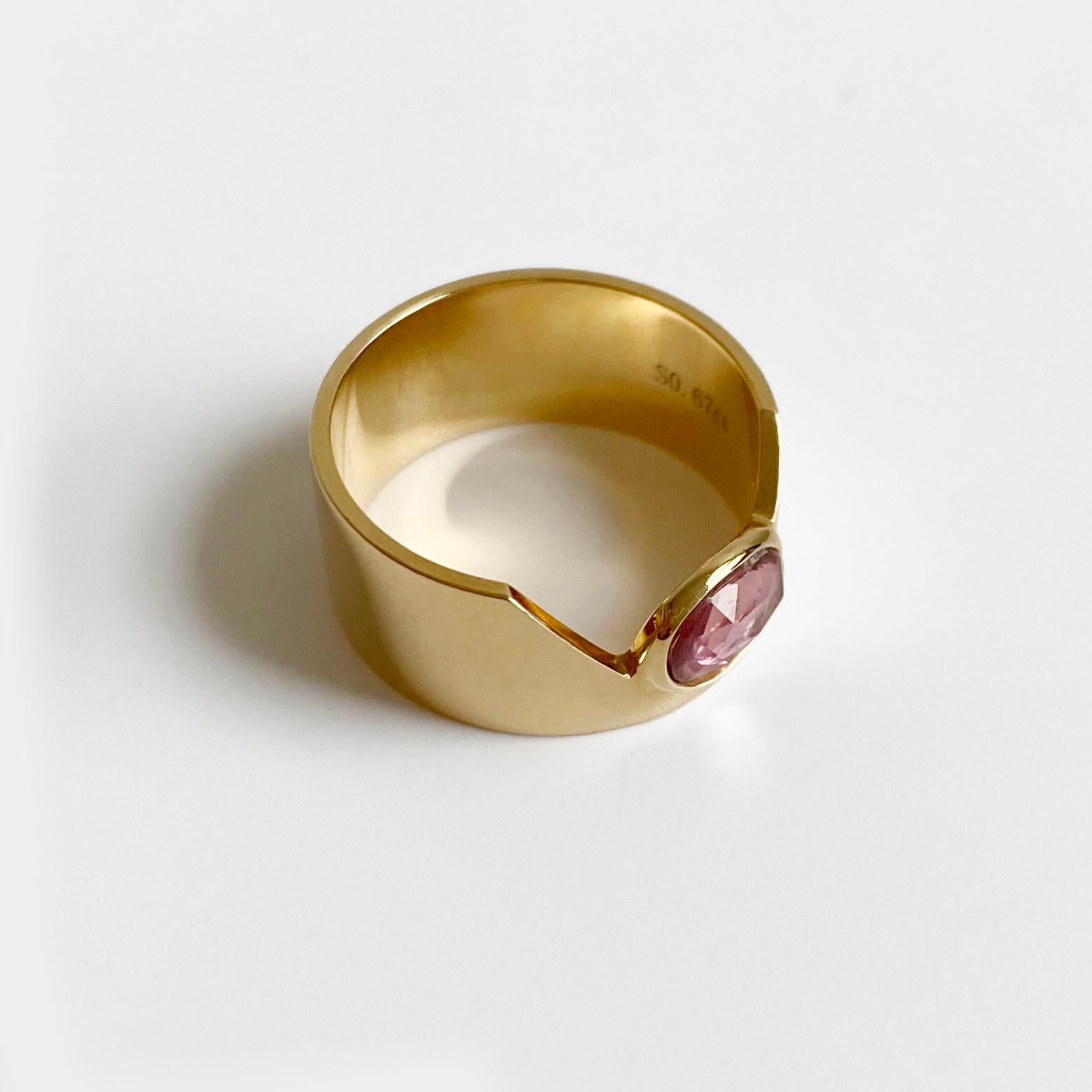Femenino o masculino AITCHES - Love More Rosewood Pink Sapphire Cigar Ring in 18K Gold en venta