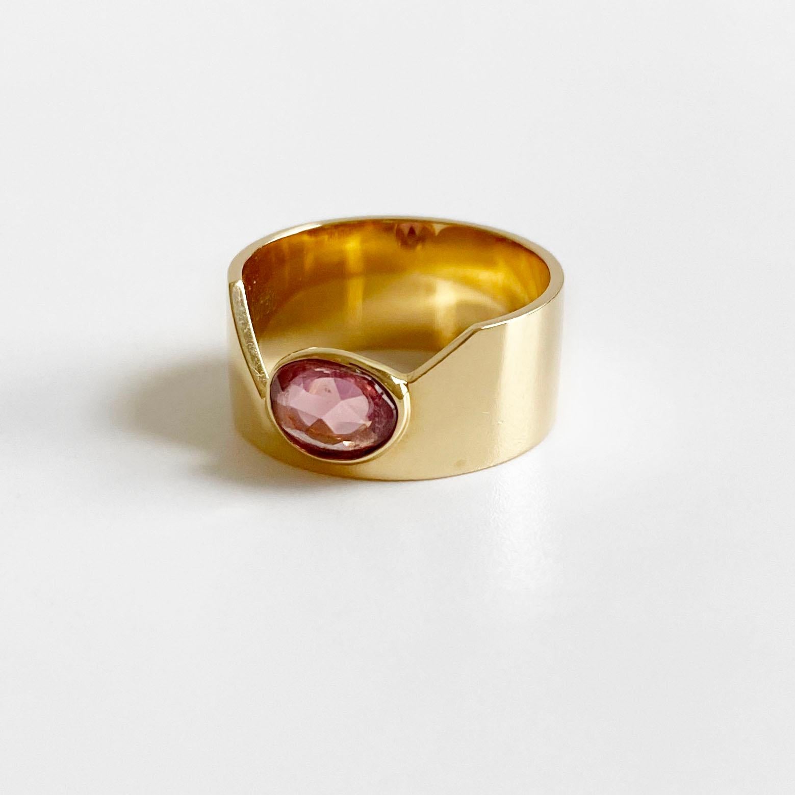 AITCHES - Love More Rosewood Pink Sapphire Cigar Ring in 18K Gold en venta 1