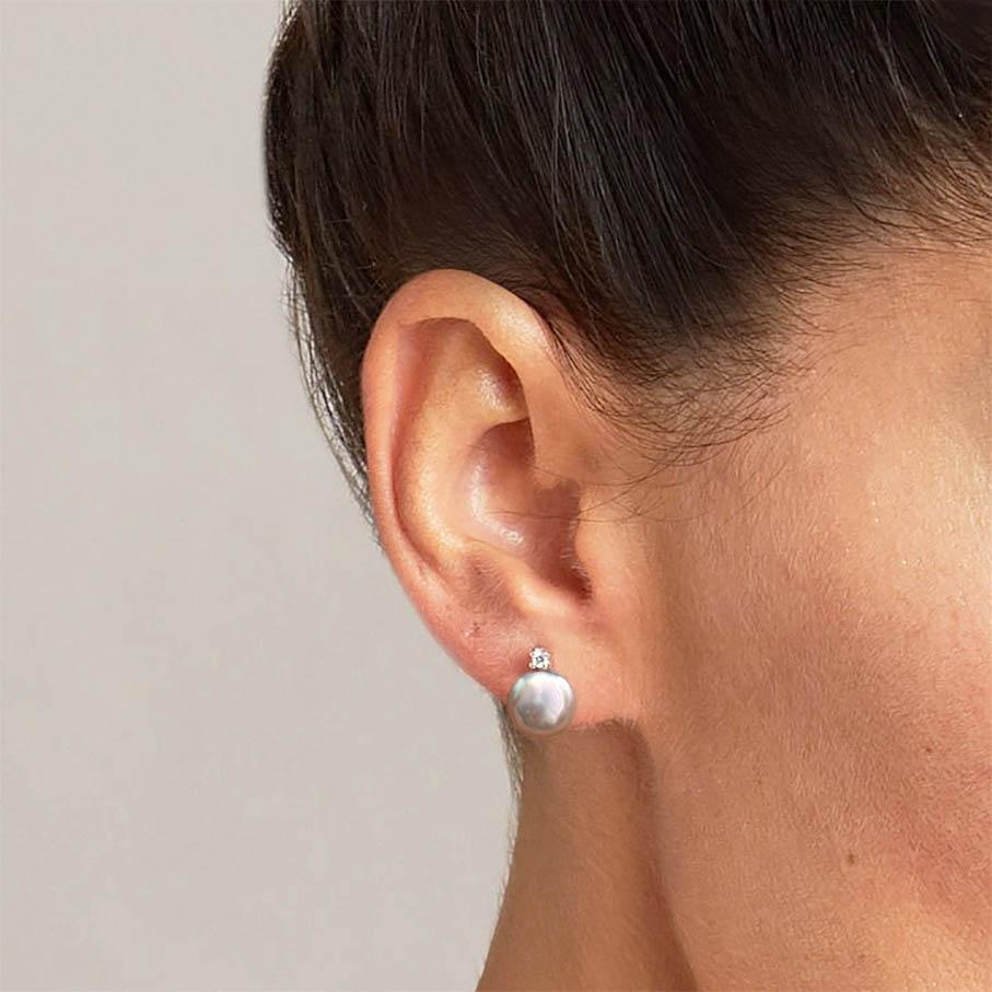 Dive into elegance with the Underwater collection, where the brilliance of diamonds meets the depths of the sea. The grey Akoya pearl diamond earrings blend pearls and diamonds for timeless beauty beneath the waves.

- 18K white gold
- Grey Akoya