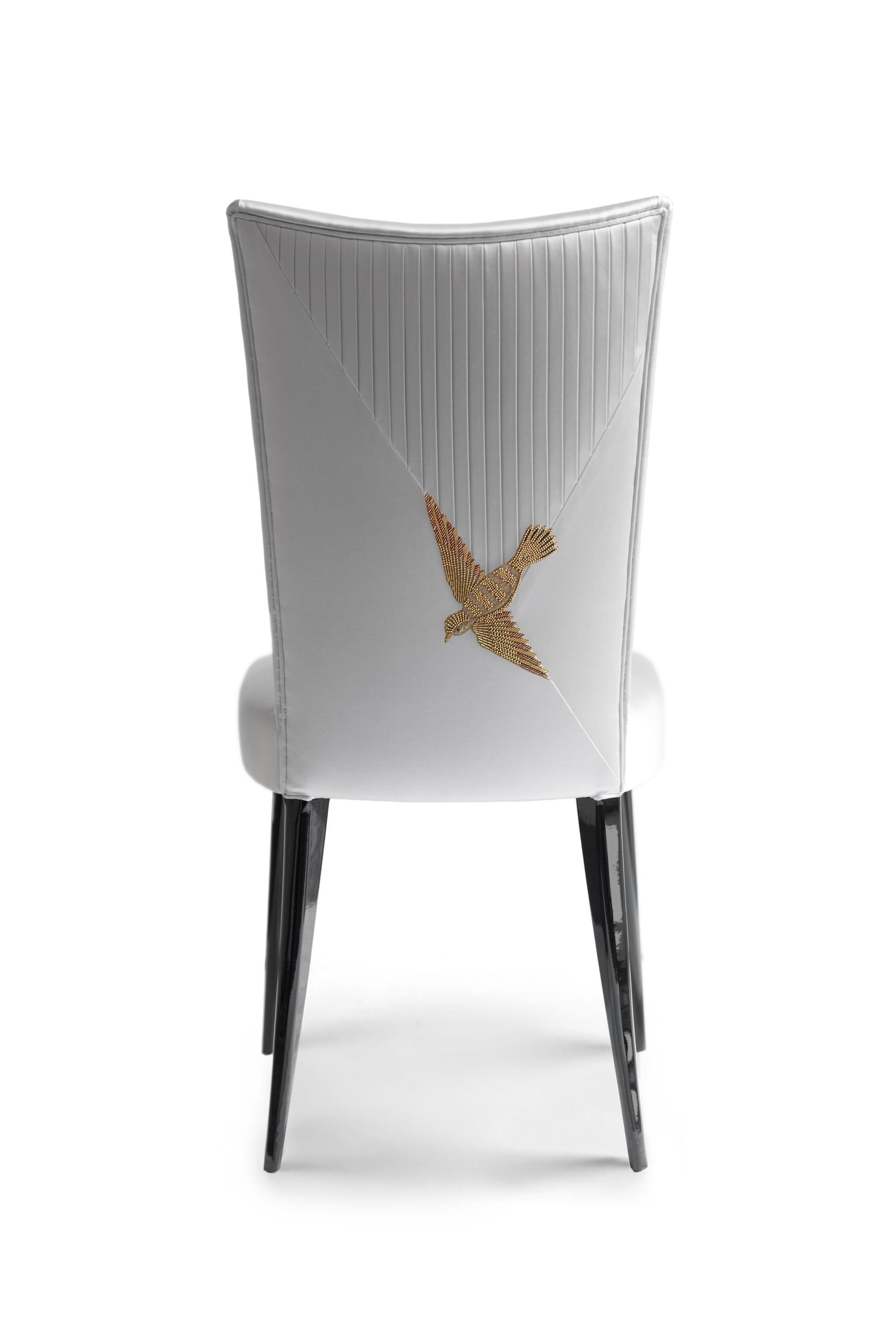 Inspirée d'une silhouette italienne vintage des années 1950, cette élégante chaise pantoufle est conçue et tapissée individuellement dans notre studio de Londres. Cousu sans couture dans le biais, le travail de plissage s'insère parfaitement dans un