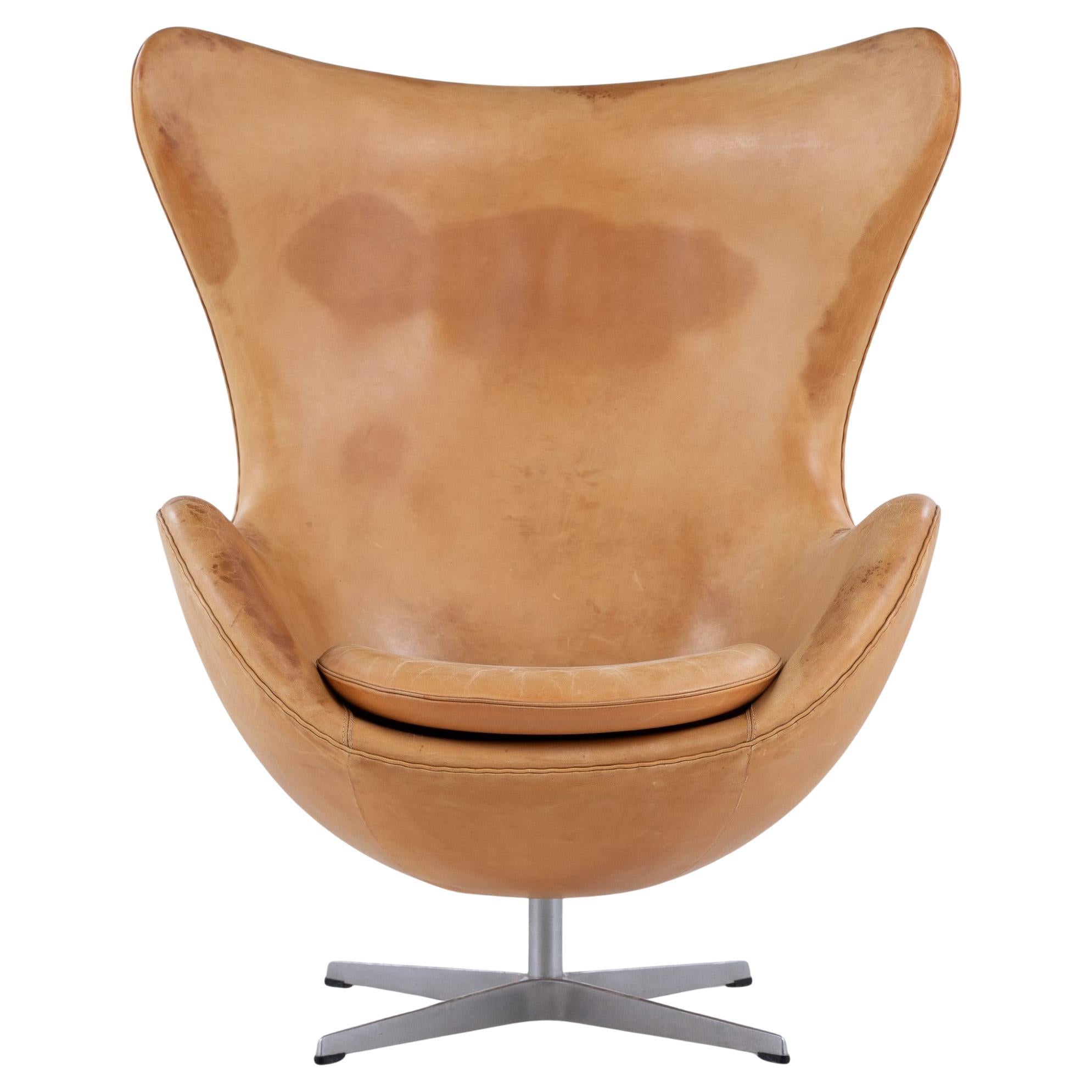 AJ 3316 - Poltrona 'The Egg' in pelle di Arne Jacobsen