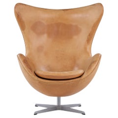 AJ 3316 - Poltrona 'The Egg' in pelle di Arne Jacobsen