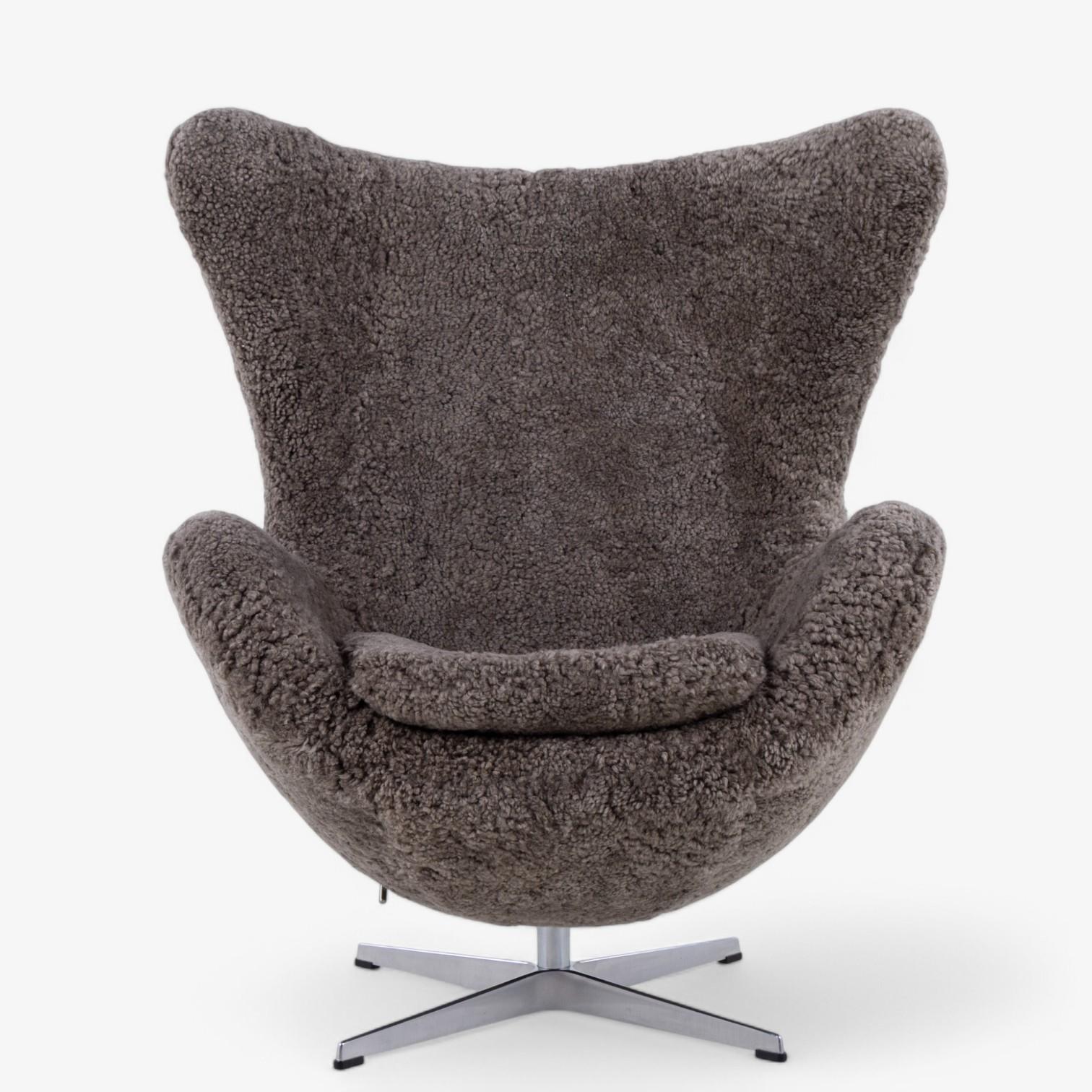 AJ 3316 - Neu gepolsterter Stuhl 'The Egg' inkl. Fußhocker aus Lammfell (Sahara 07, Curly 17mm) mit Aluminiumfuß. Entworfen von Arne Jacobsen für Fritz Hansen.
