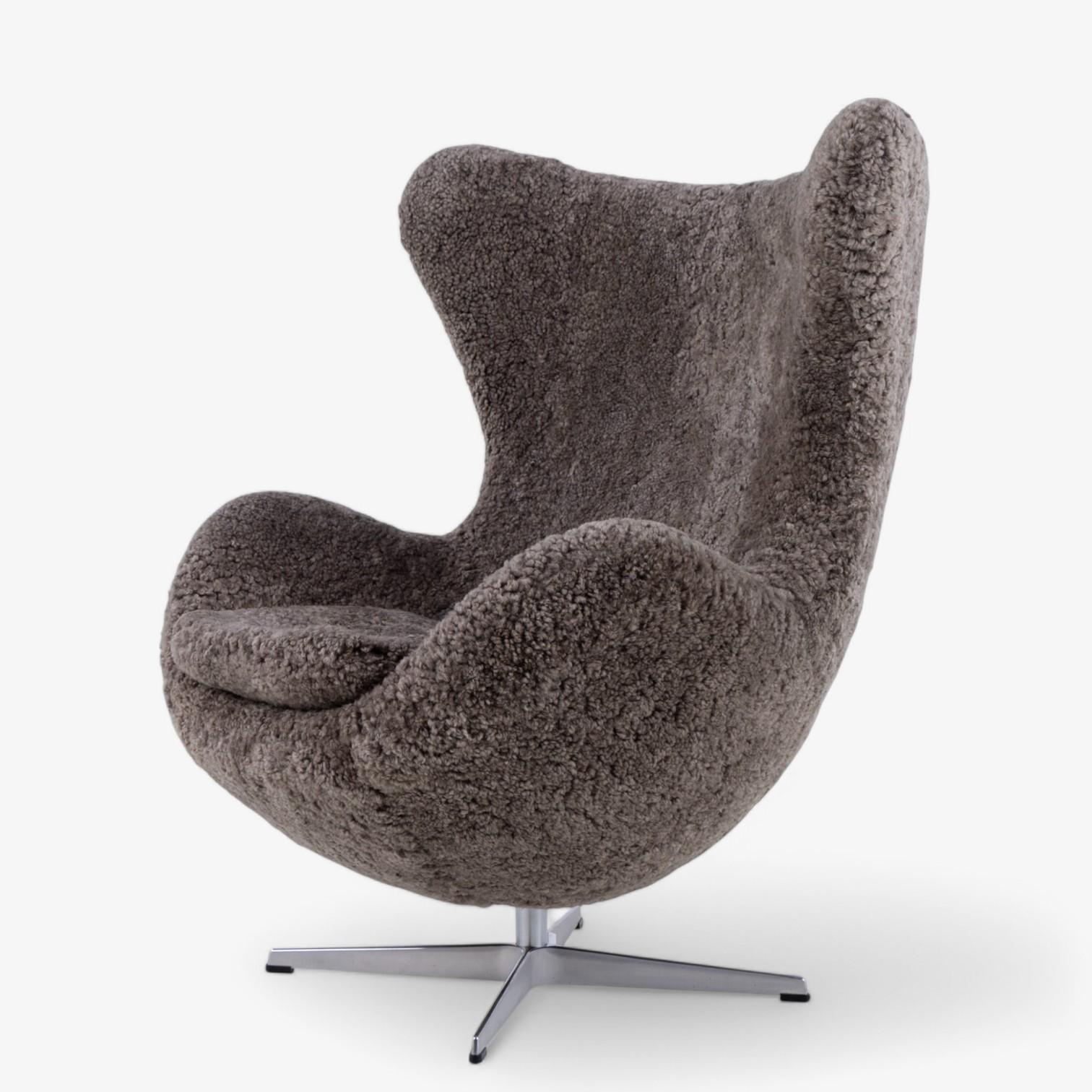 AJ 3316 - „Der Eierstuhl“ aus Lammfell von Arne Jacobsen (Moderne der Mitte des Jahrhunderts) im Angebot
