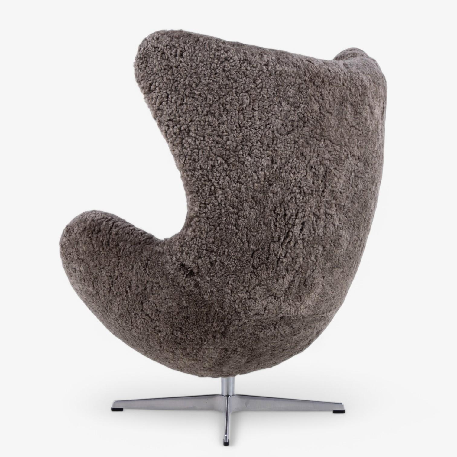 AJ 3316 - „Der Eierstuhl“ aus Lammfell von Arne Jacobsen (Dänisch) im Angebot