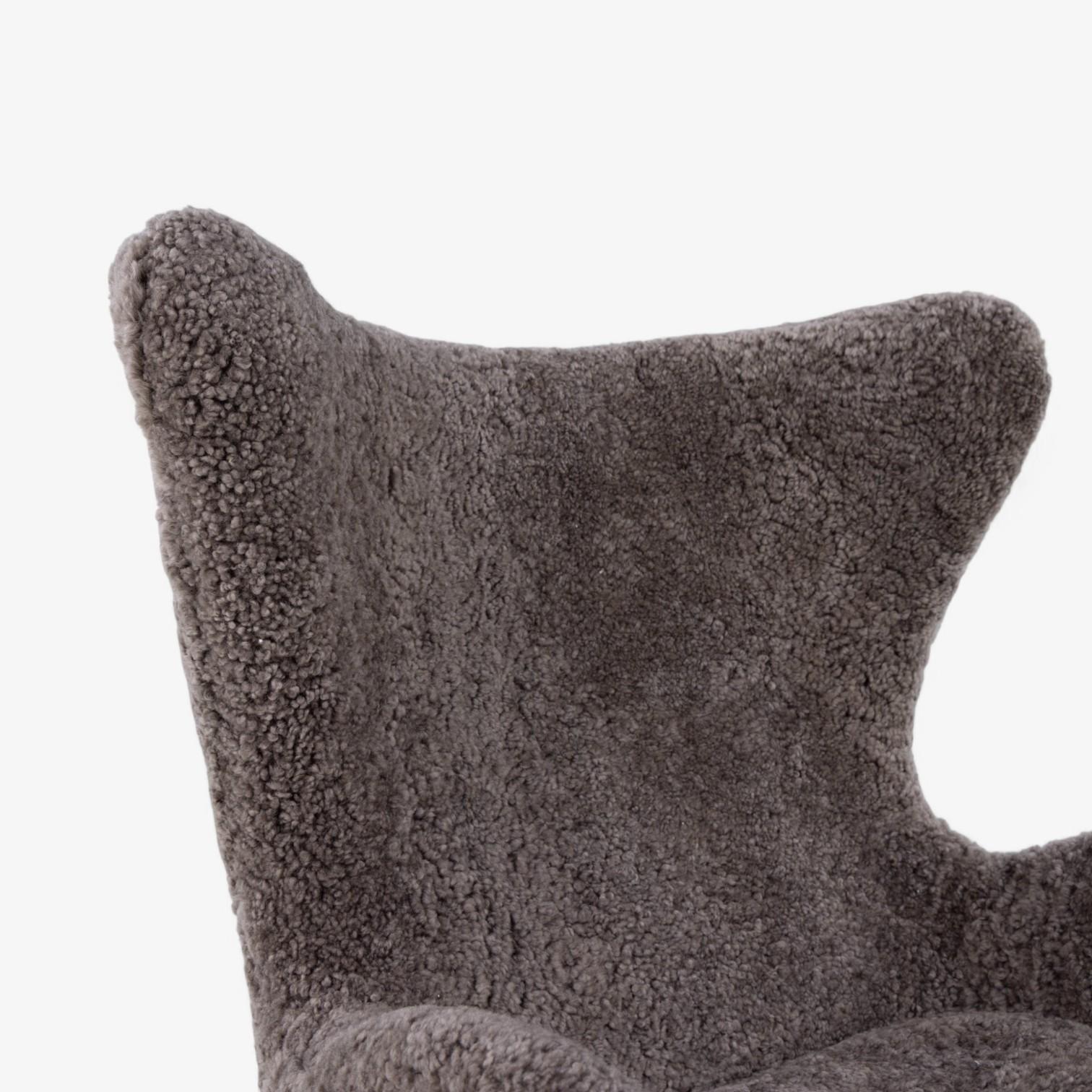 AJ 3316 - „Der Eierstuhl“ aus Lammfell von Arne Jacobsen im Zustand „Gut“ im Angebot in Copenhagen, DK