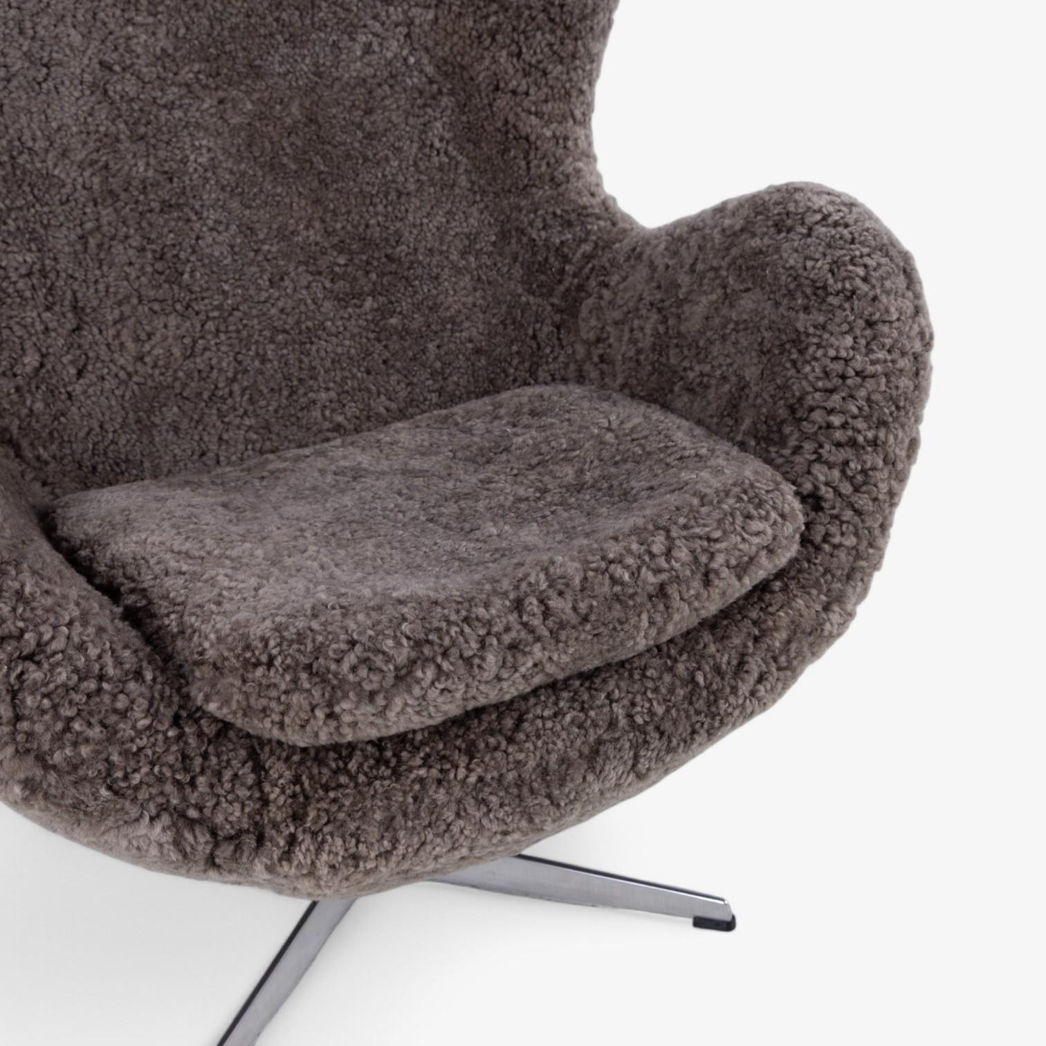 AJ 3316 - „Der Eierstuhl“ aus Lammfell von Arne Jacobsen (20. Jahrhundert) im Angebot
