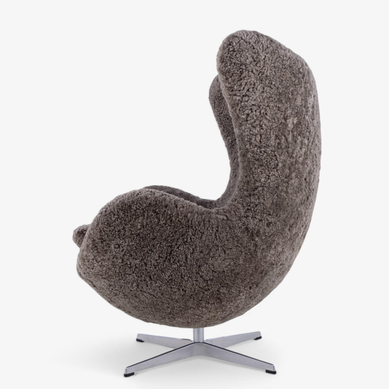 AJ 3316 - „Der Eierstuhl“ aus Lammfell von Arne Jacobsen (Lammleder) im Angebot