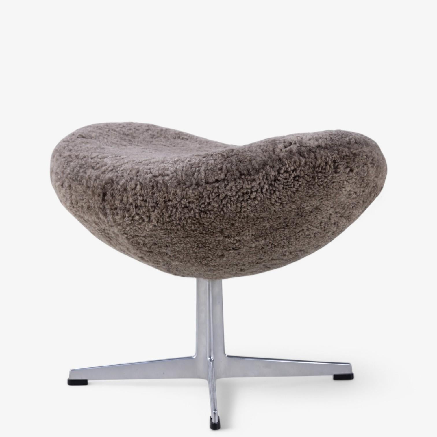AJ 3316 - „Der Eierstuhl“ aus Lammfell von Arne Jacobsen im Angebot 1