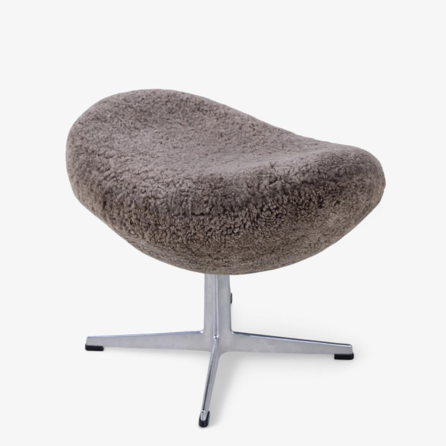 AJ 3316 - „Der Eierstuhl“ aus Lammfell von Arne Jacobsen im Angebot 2