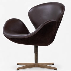 AJ 3320 - 'Swan' chair in brown leather and suede by Arne Jacobsen