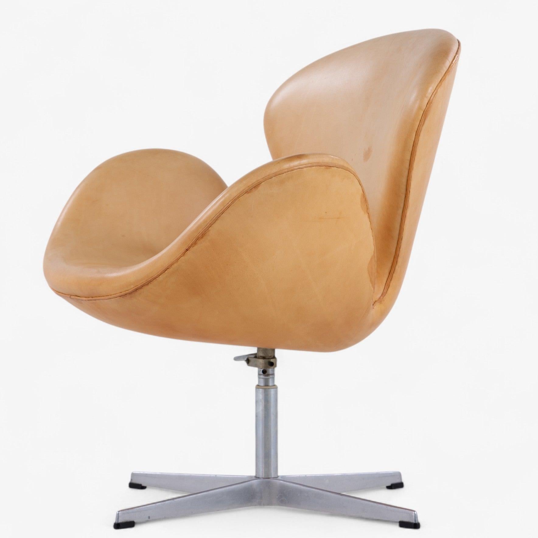 AJ 3320 - 'The Swan' easy chair in patinated natural leather on new base. Branded from manufacturer Fritz Hansen and designed by Arne Jacobsen.