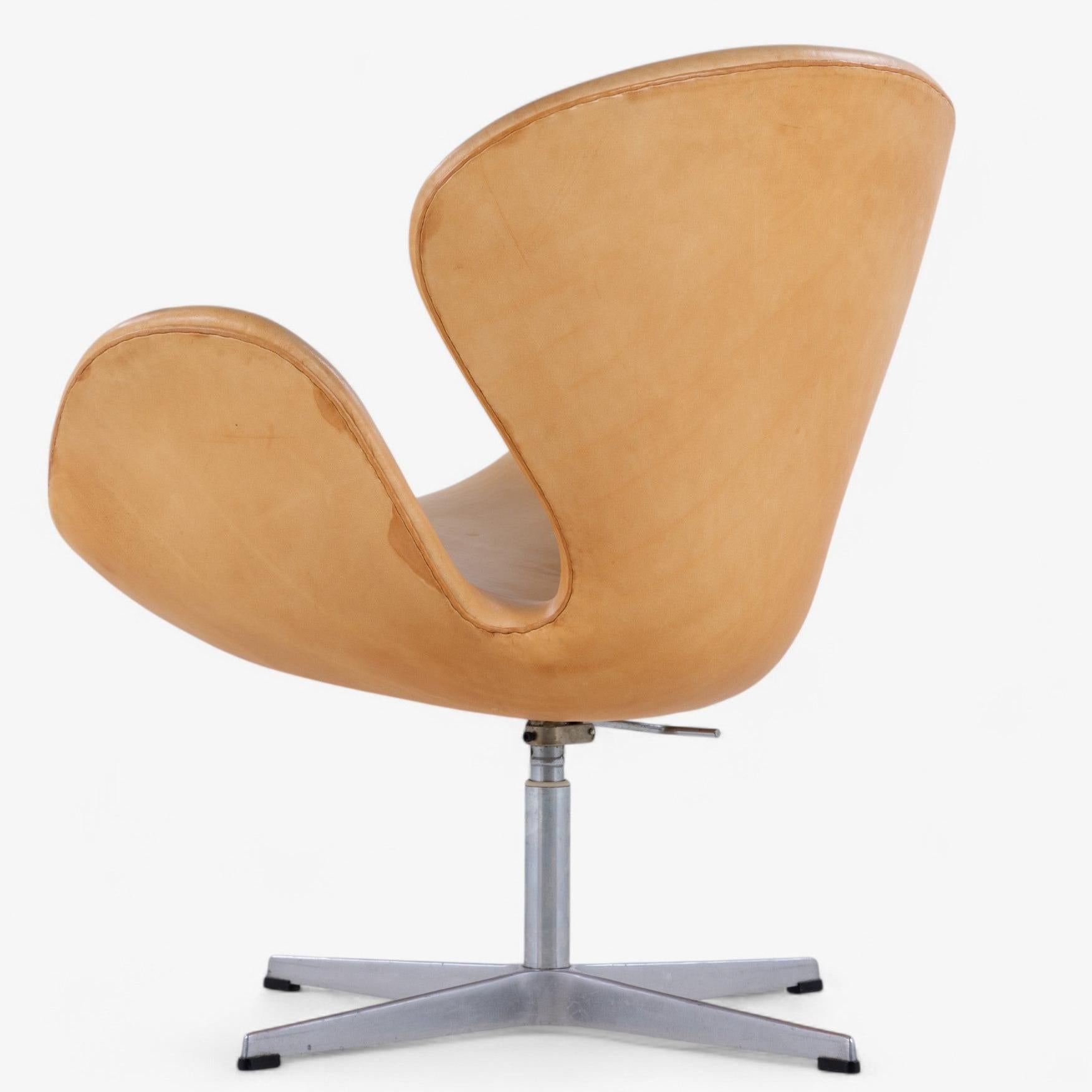 Mid-Century Modern AJ 3320 - 'The Swan' in natural leather by Arne Jacobsen For Sale