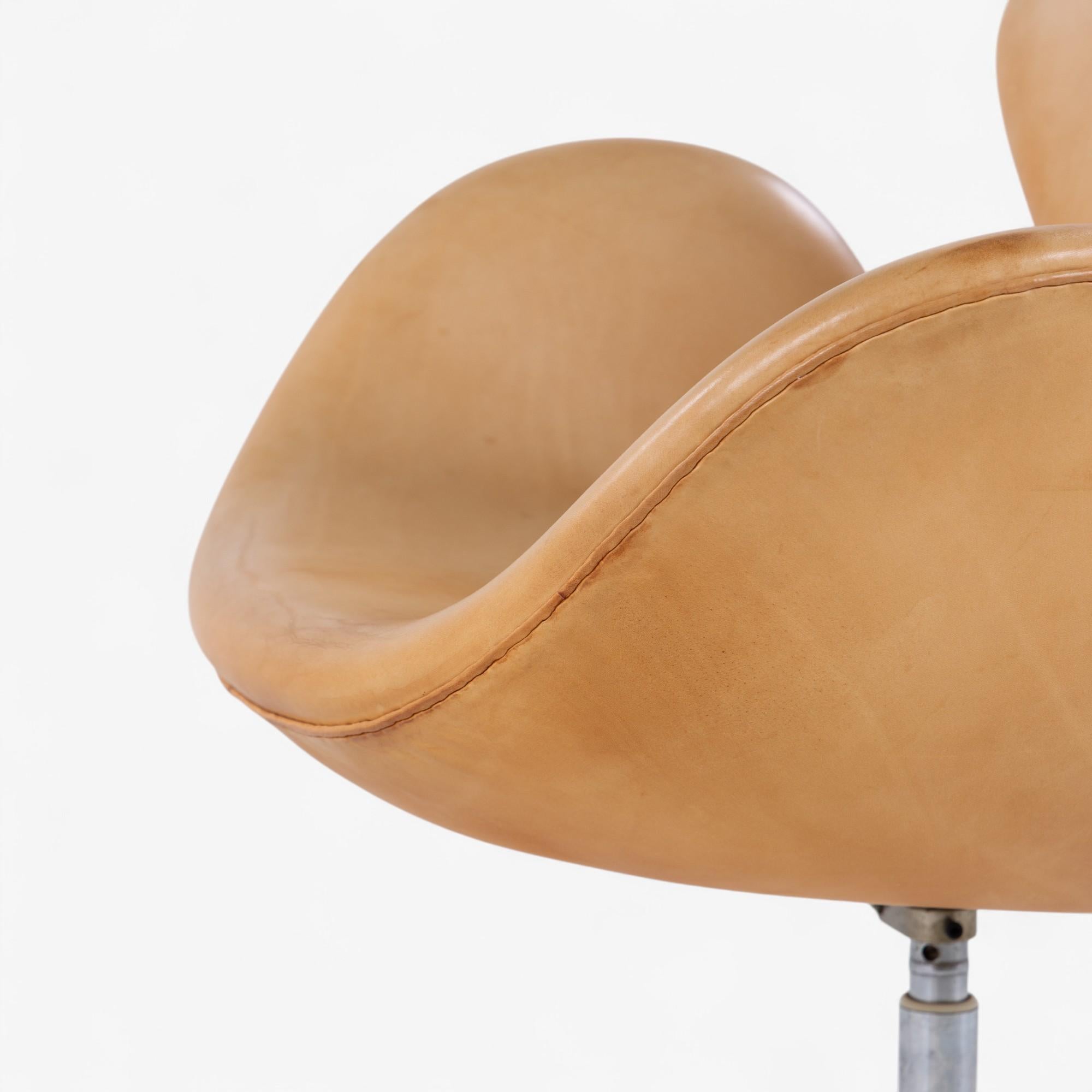 Danish AJ 3320 - 'The Swan' in natural leather by Arne Jacobsen For Sale