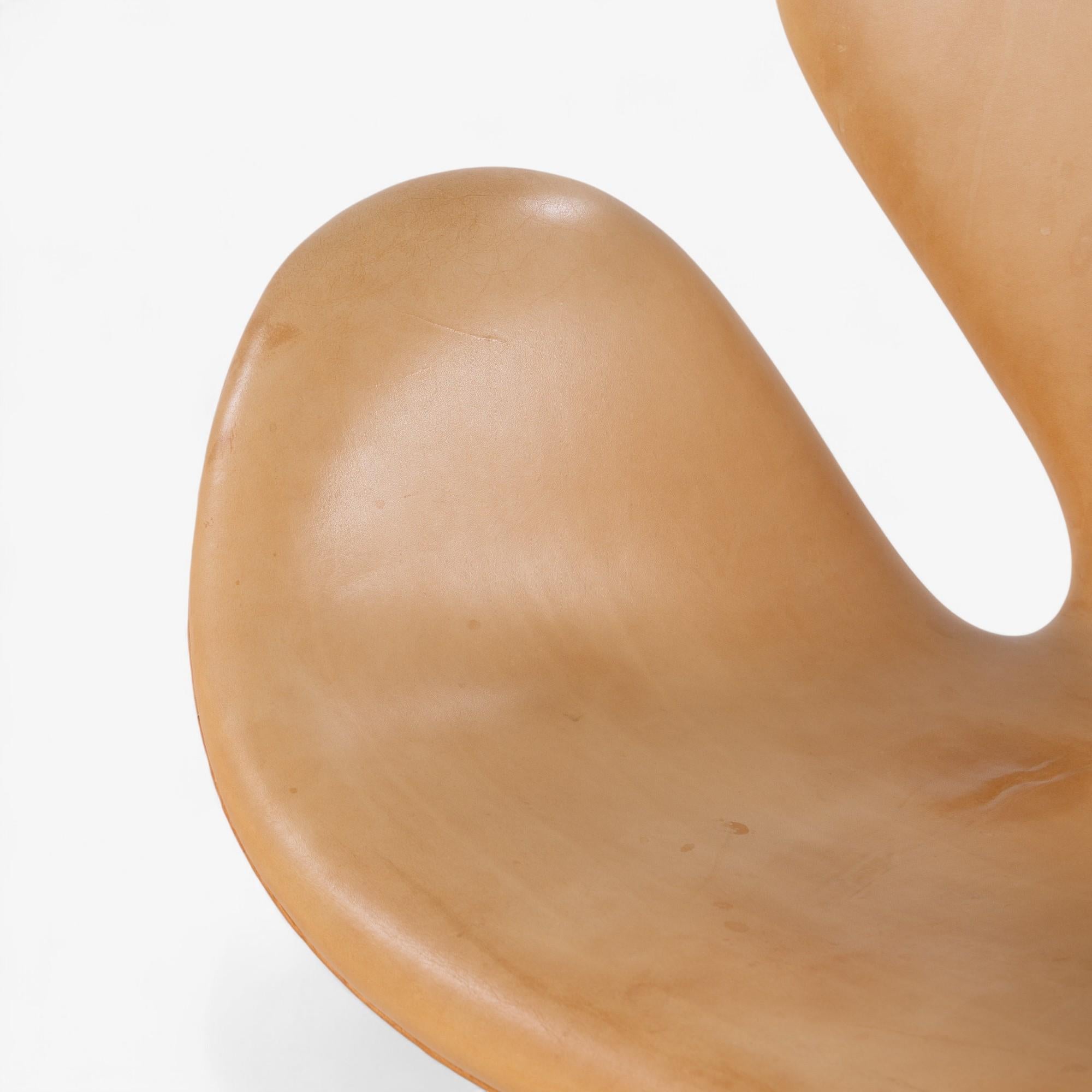 AJ 3320 - 'The Swan' in natural leather by Arne Jacobsen In Good Condition For Sale In Copenhagen, DK