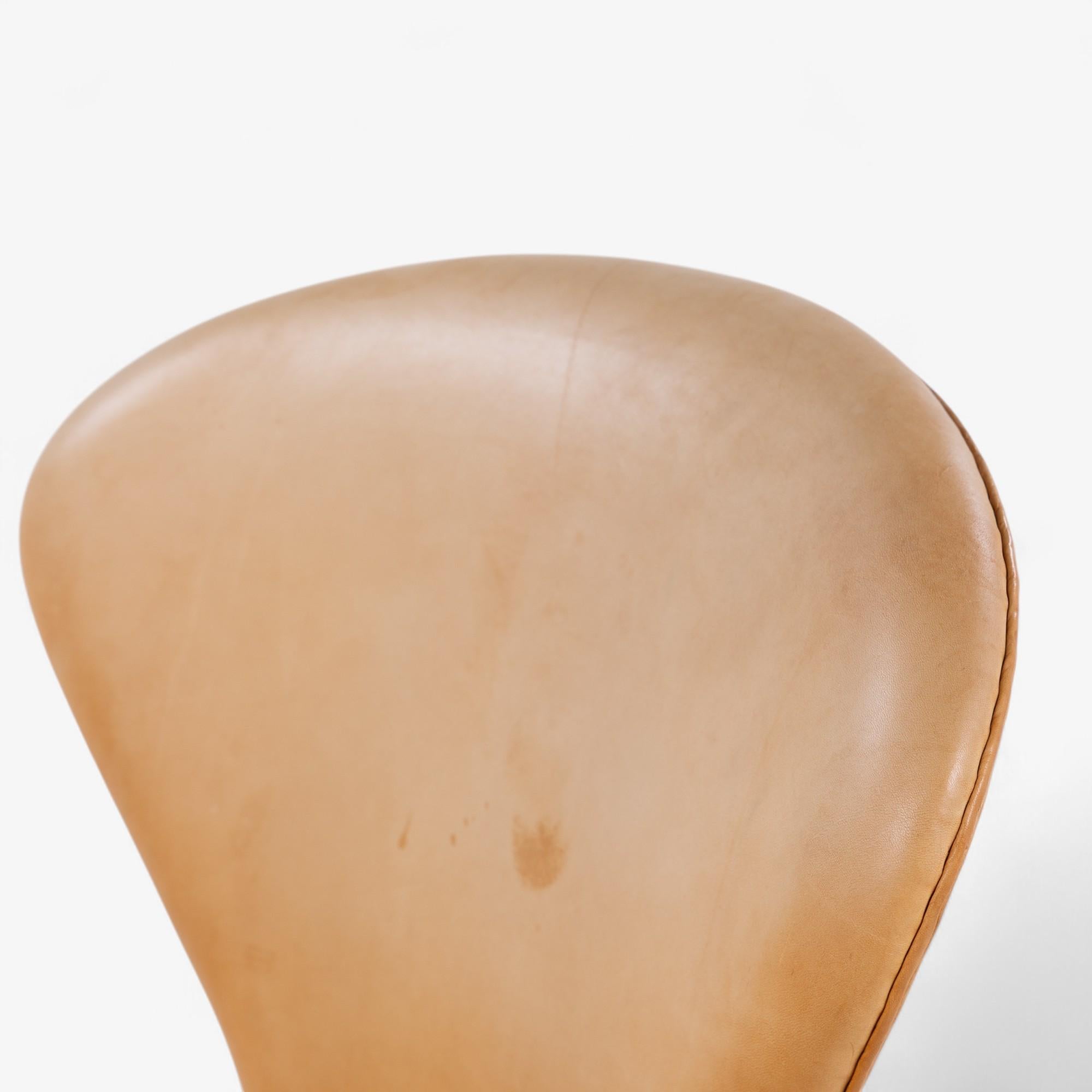 20th Century AJ 3320 - 'The Swan' in natural leather by Arne Jacobsen For Sale