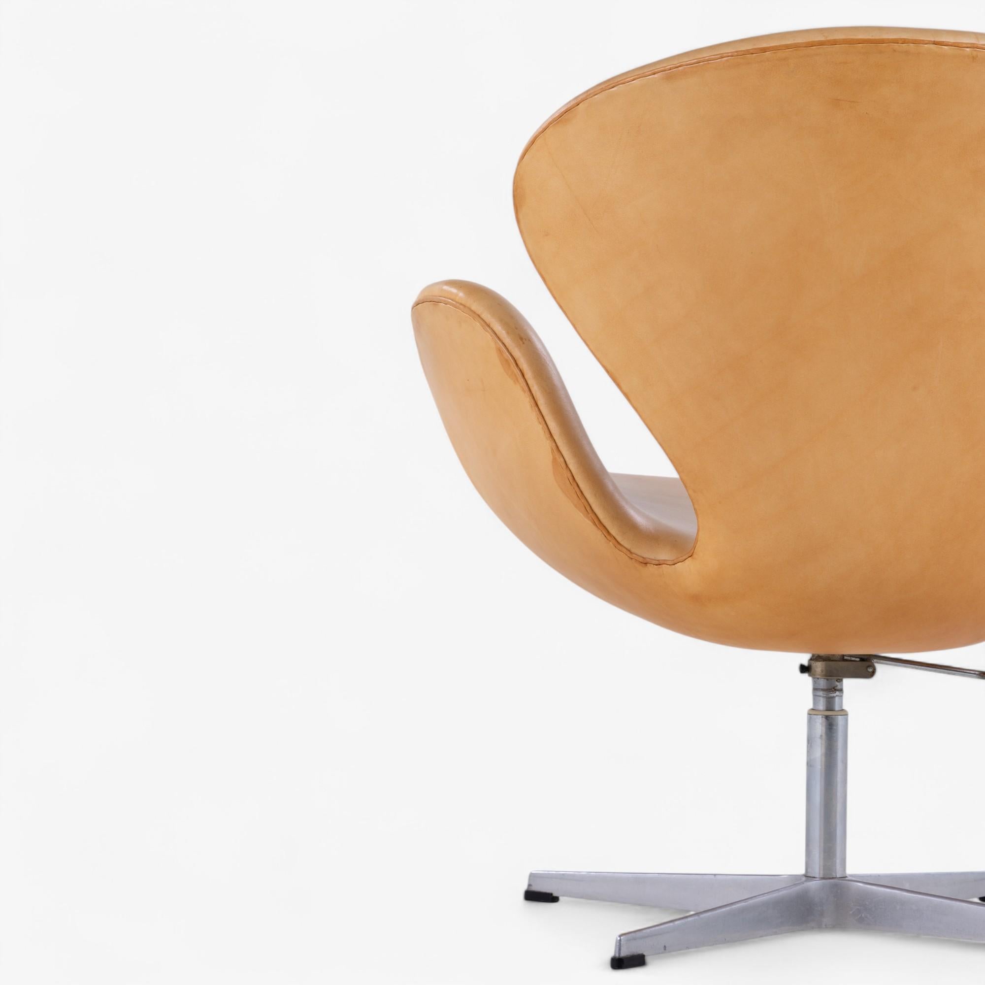 Steel AJ 3320 - 'The Swan' in natural leather by Arne Jacobsen For Sale
