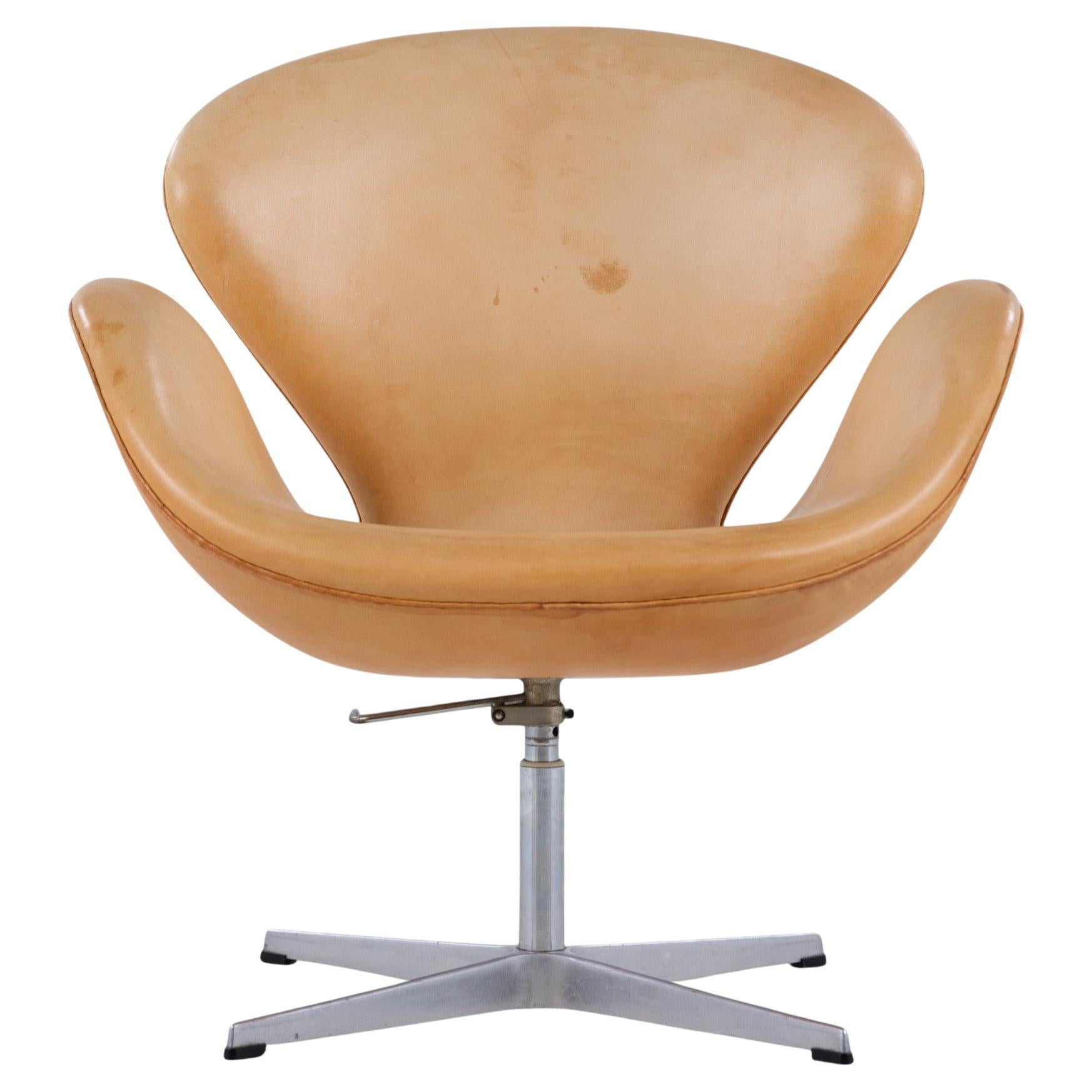 AJ 3320 - 'The Swan' in natural leather by Arne Jacobsen For Sale