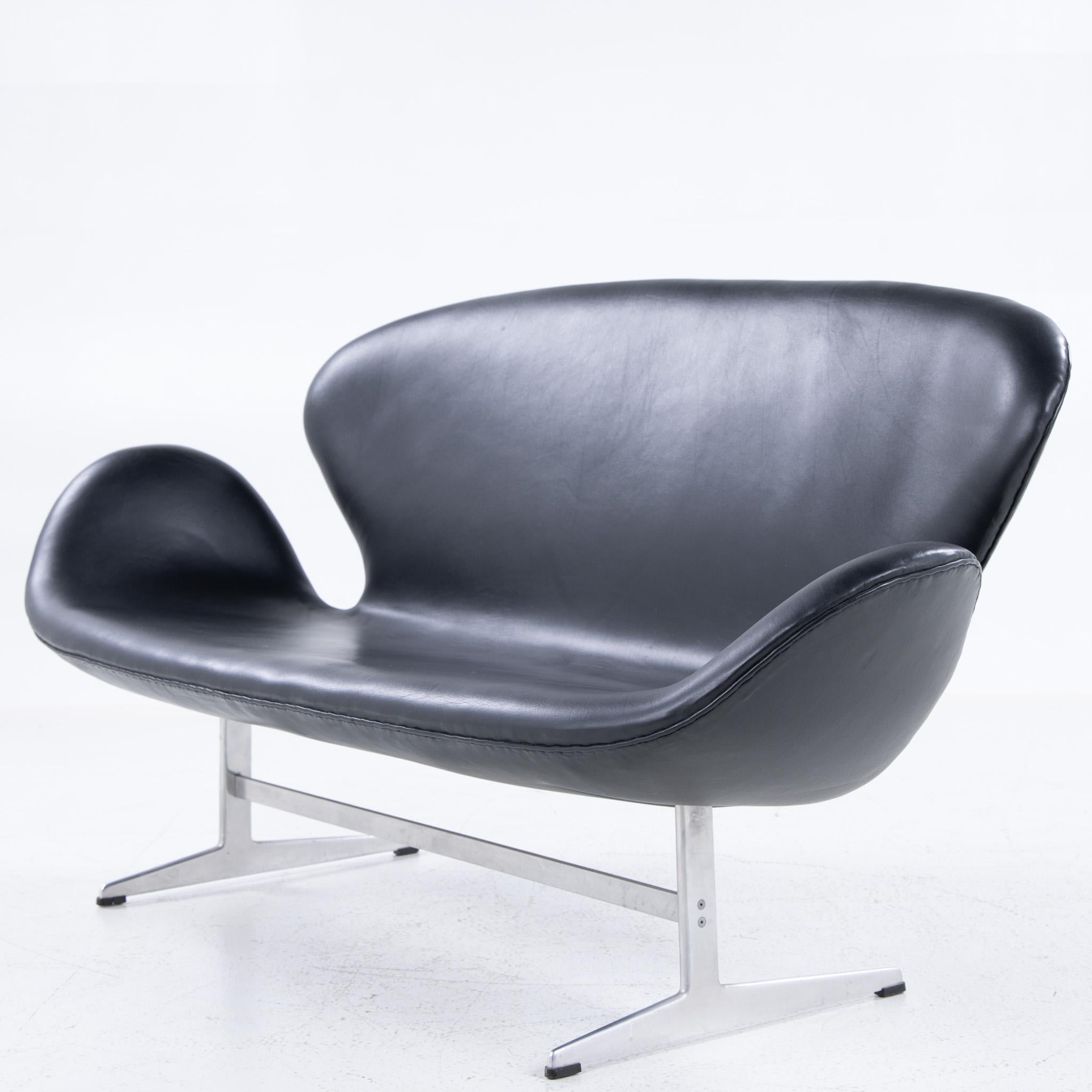 AJ 3321 - Canapé 'Swan' en cuir noir avec structure en acier. Conçu par Arne Jacobsen. Créé par Fritz Hansen.