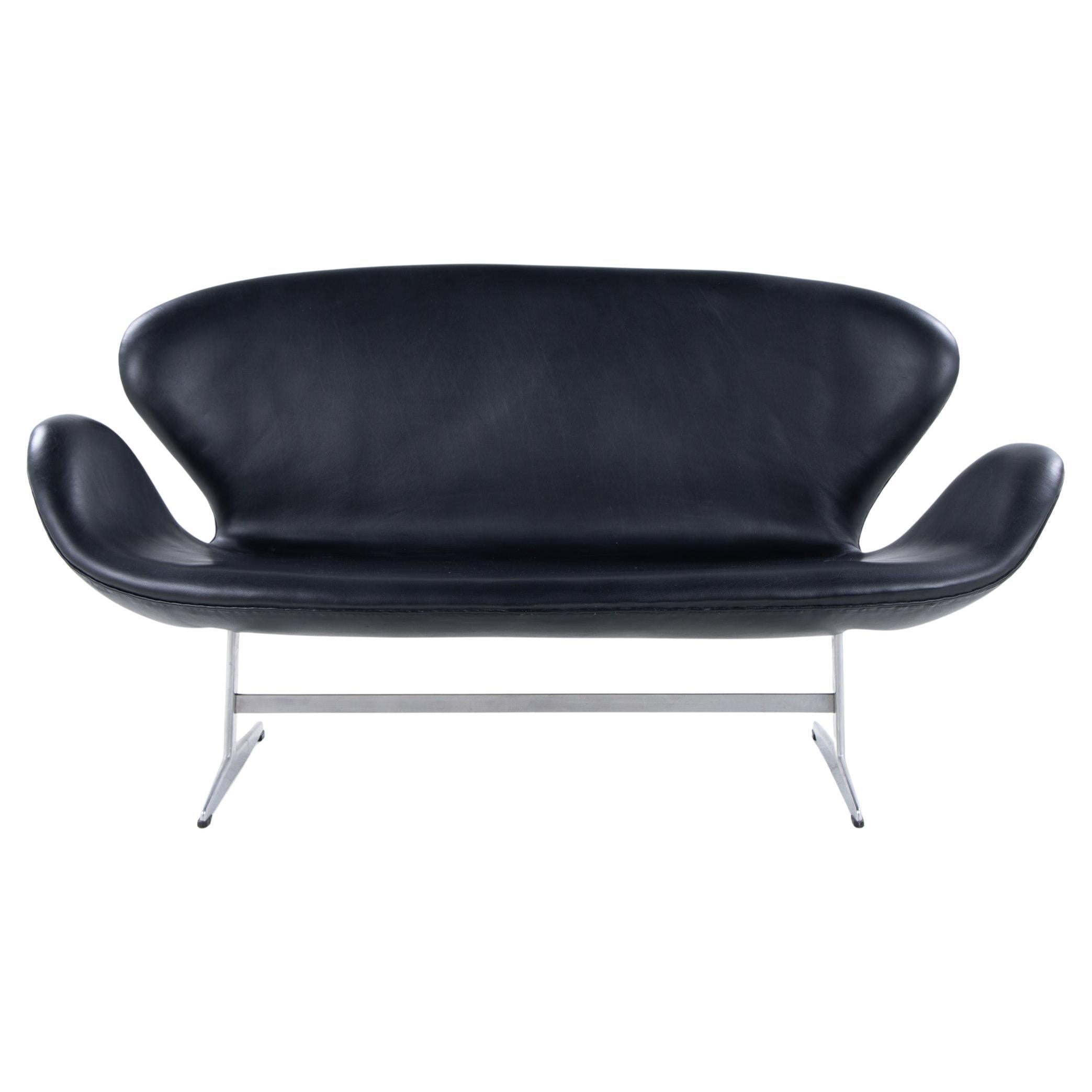 AJ 3321 - Divano Swan in pelle nera di Arne Jacobsen