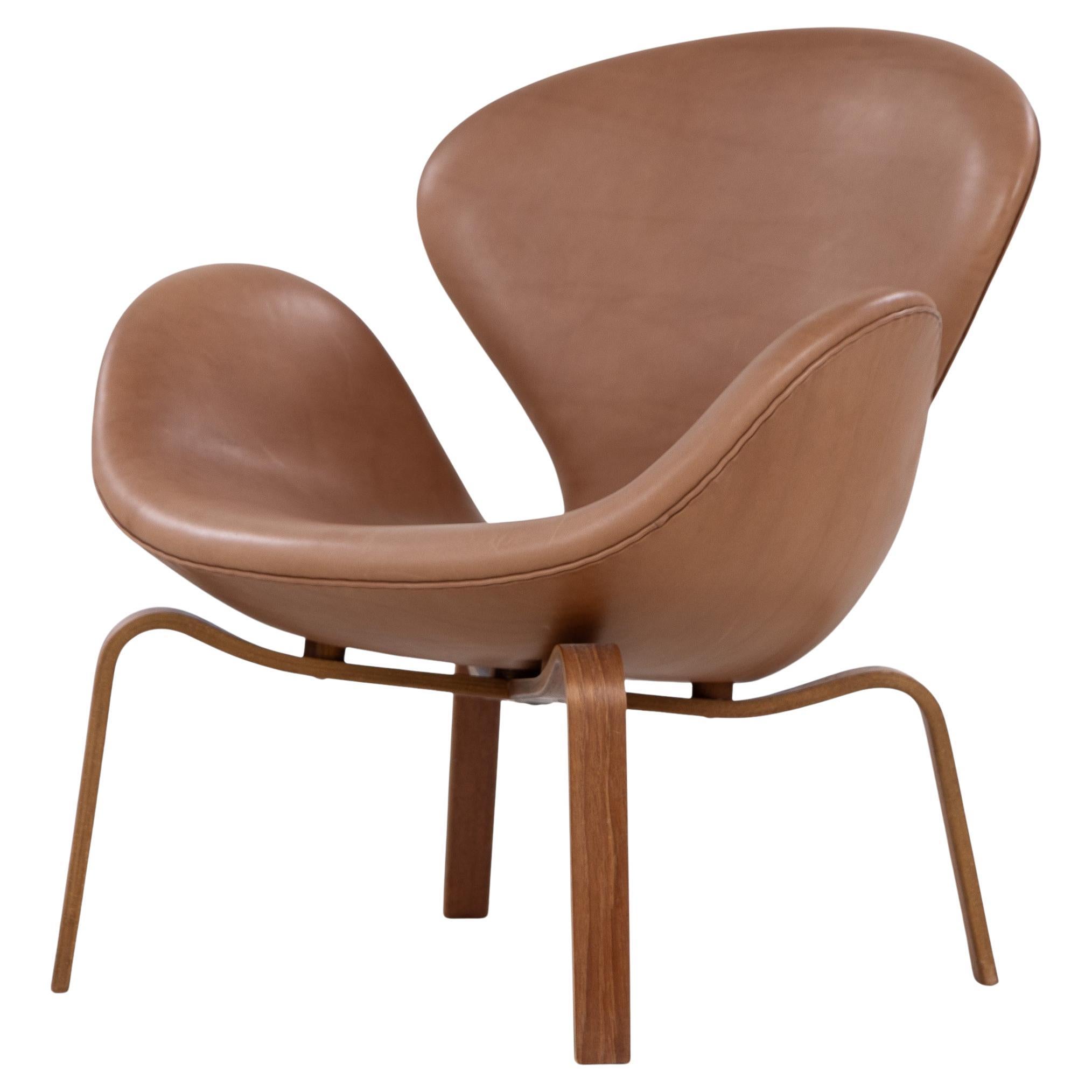 AJ 4325 - Silla "Cisne" con patas de madera de Arne Jacobsen en venta