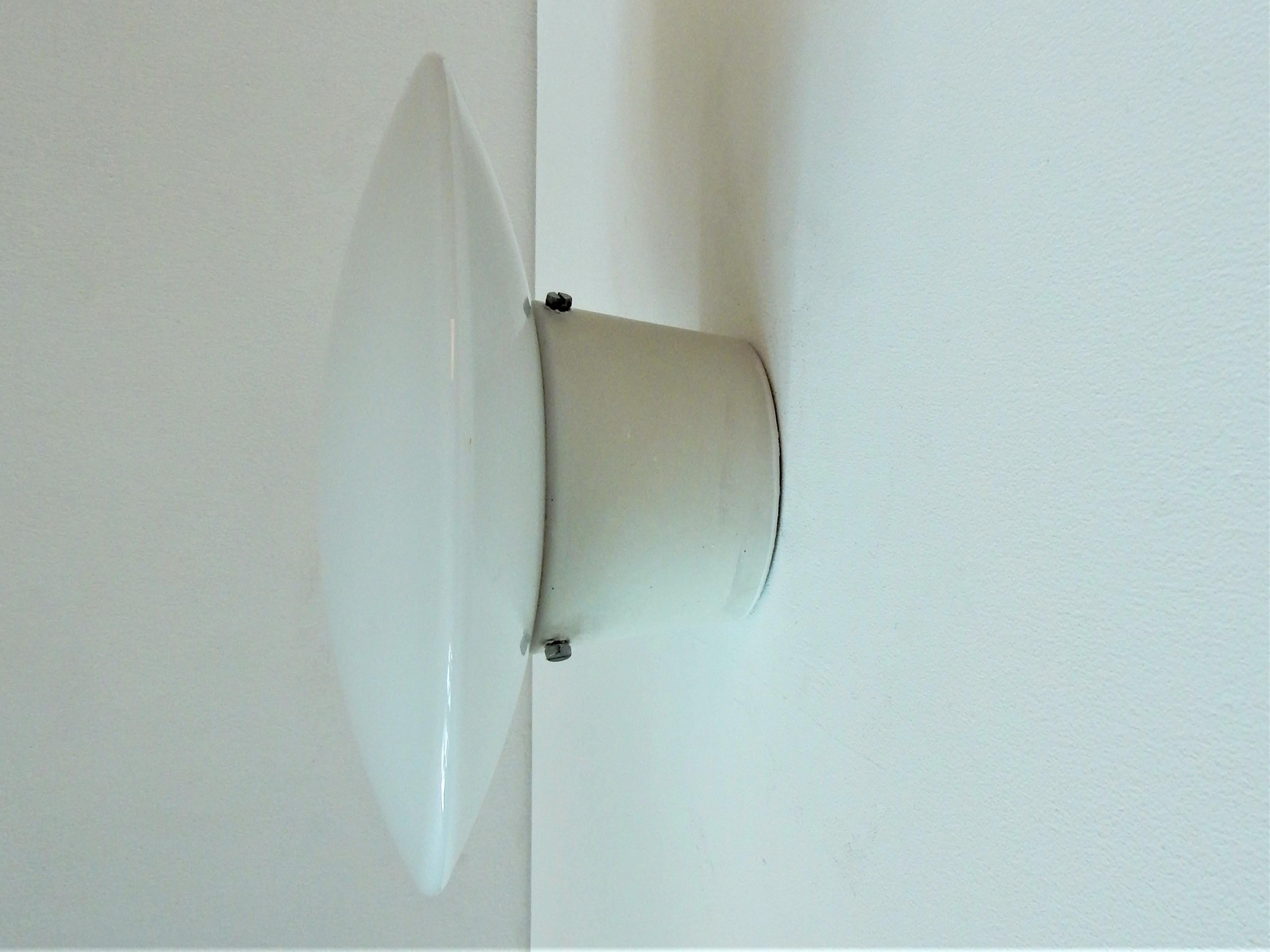 The AJ Eklipta lamp was designed by Arne Jacobsen in 1959 for Rødovre Town Hall. He originally designed the light in two sizes: ø 35 cm and ø 45 cm, and later, in 1963, a smaller version of ø 21 cm for St. Catherine's College in Oxford. This lamp is