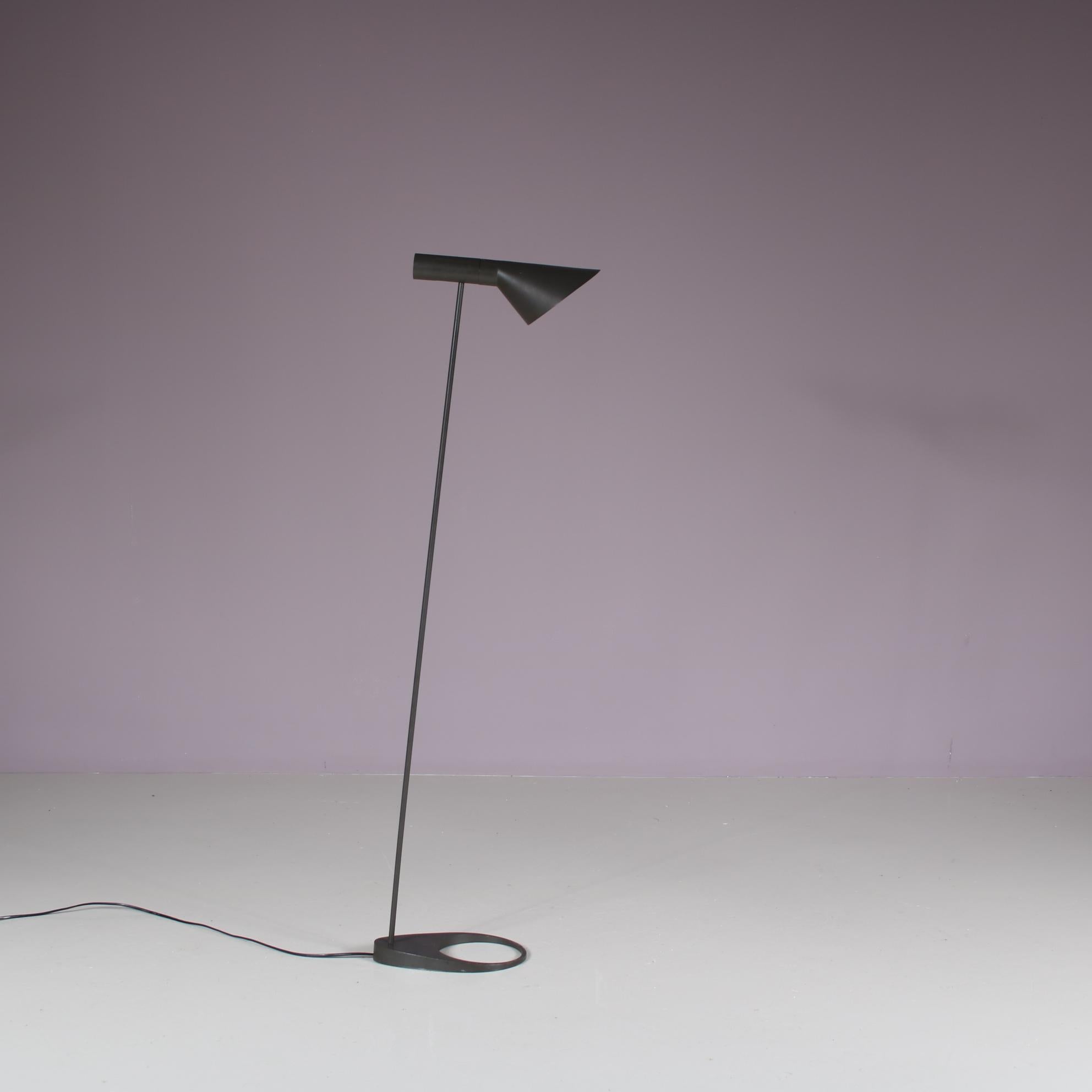 An fantastic floor lamp, model “AJ”, designed by Arne Jacobsen and manufactured by Louis Poulsen in Denmark around 1960.

This elegant, minimalist piece is an iconic find of mid-century Scandinavian lighting! Made of high quality black lacquered